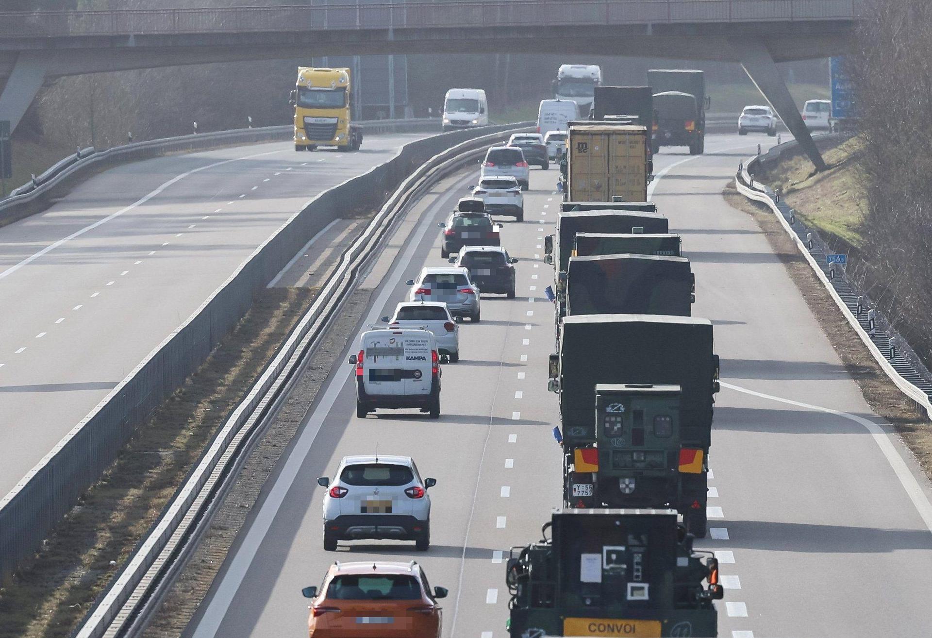 Bundeswehrfahrzeuge fahren am Donnerstagmorgen von Grafenwöhr aus nach Baden-Württemberg. (Bild: Daniel Löb)