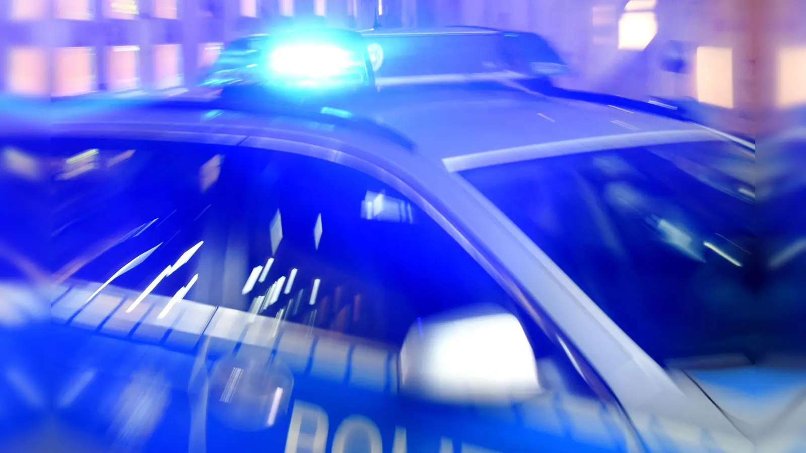 Ein geparkter Audi wurde in Amberg von einem unbekannten Fahrer beschädigt.  (Symbolbild: Carsten Rehder/dpa)