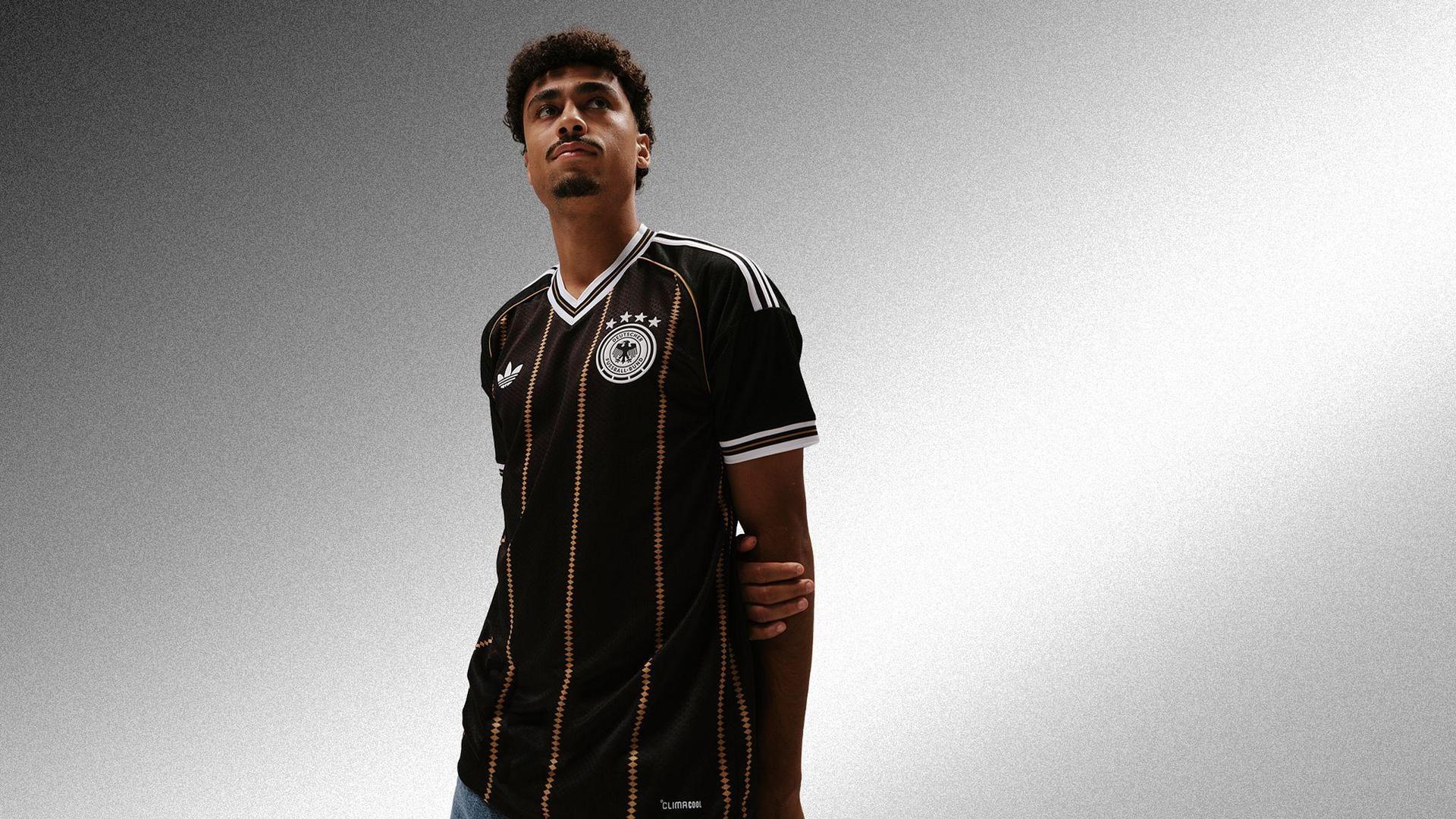 Die Nationalmannschaft trägt das Abschiedsshirt von Ausrüster Adidas früher als gedacht.  (Bild: -/DFB/dpa)
