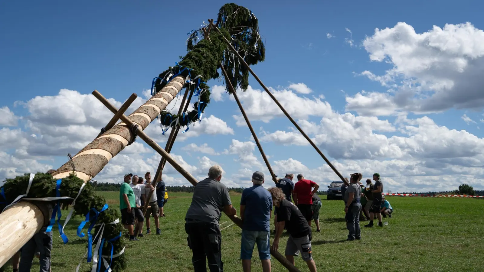 Zentimeter für Zentimeter schieben die Männer den Baum nach oben. (Bild: knz)