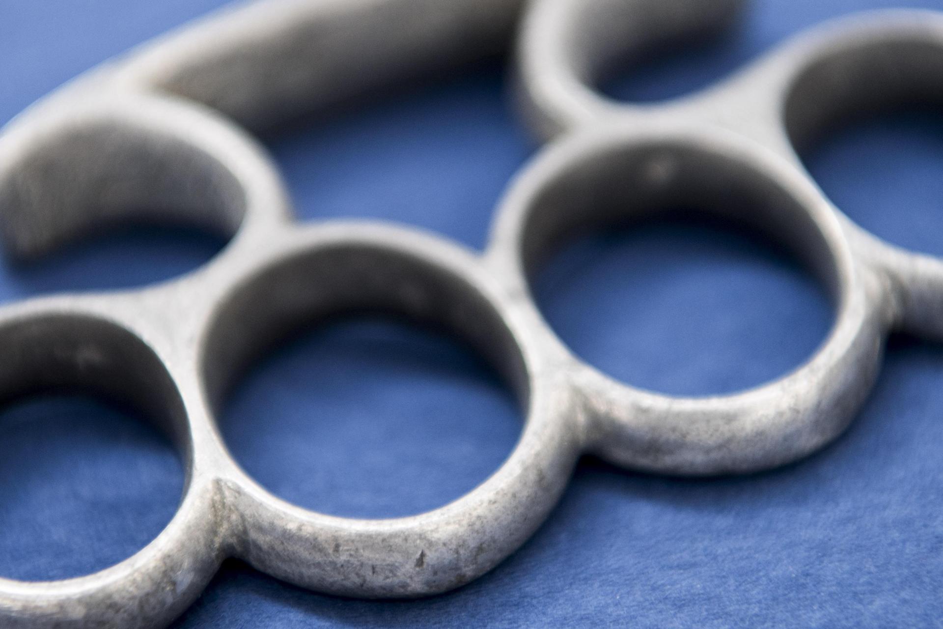 In Kümmersbruck werden drei Jugendliche mit einem Schlagring und Drogen erwischt. Die Polizei ermittelt. (Symbolbild: Malte Christians)