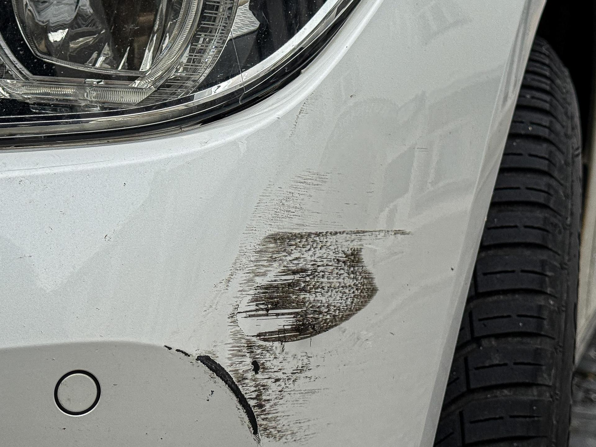 Ein unbekannter Autofahrer hat einen geparkten Opel in Kümmersbruck beschädigt.  (Symbolbild: Stephan Huber)