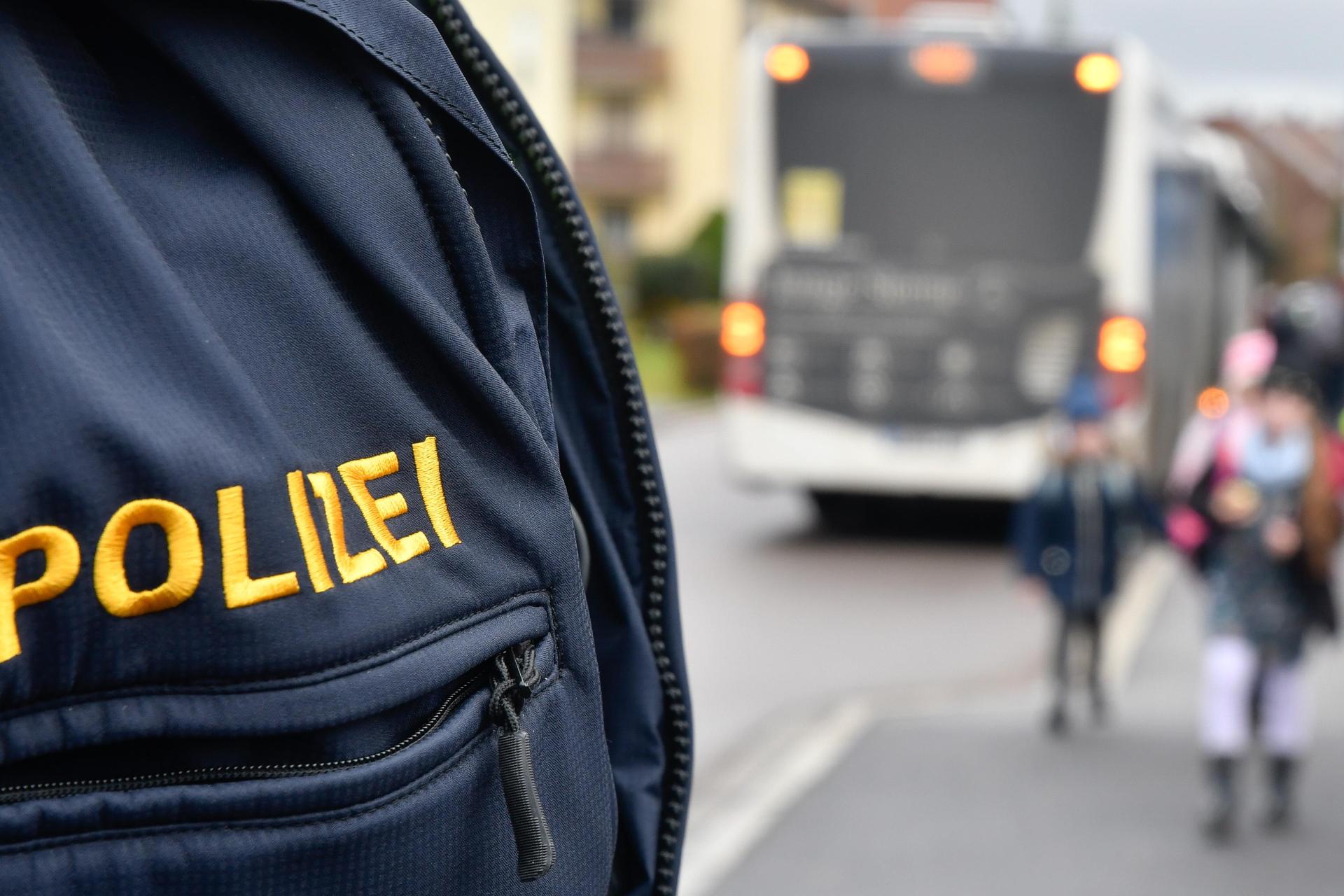 Die Amberger Polizei rückte sofort mit mehreren Streifen aus und fahndete im Umfeld der Schule nach dem beschriebenen Mann. Schnell stellte sich heraus: Zu keinem Zeitpunkt bestand irgendeine Gefahr. (Symbolbild: Petra Hartl)