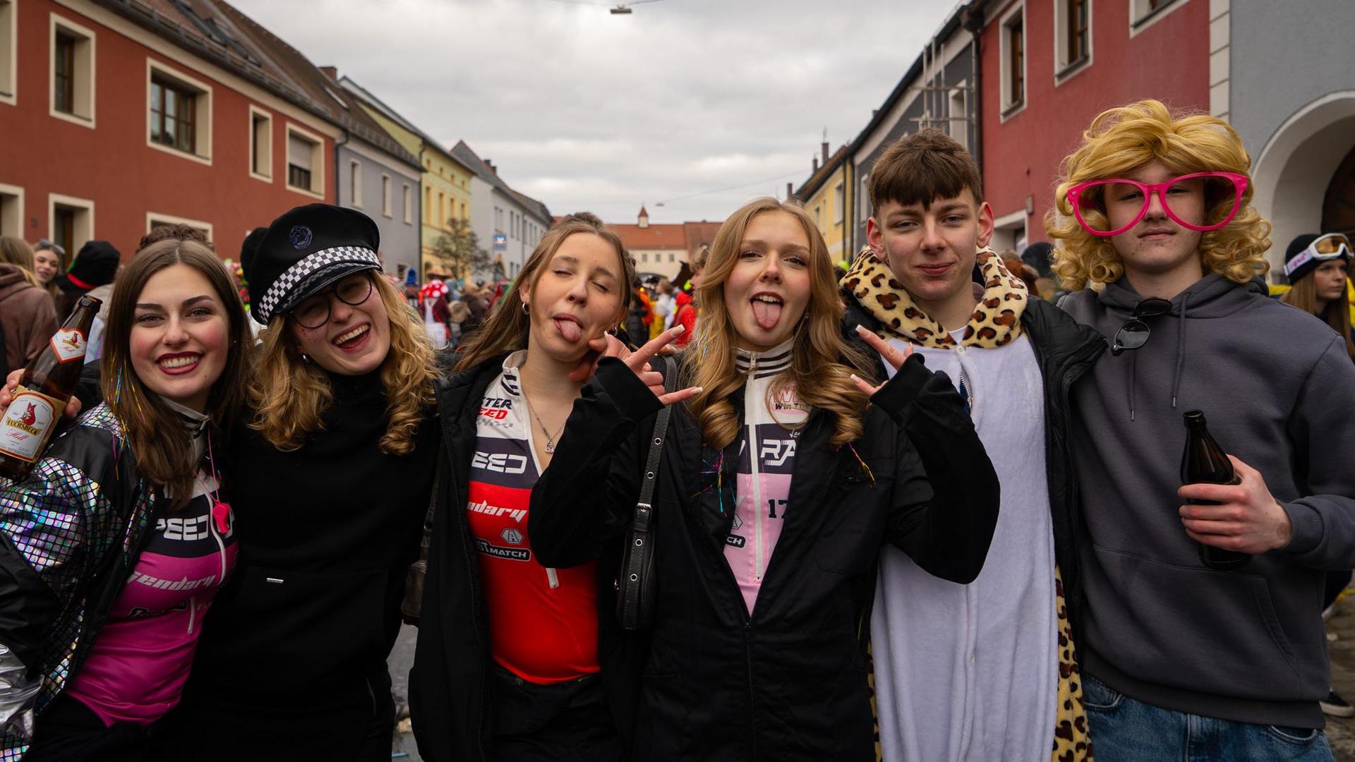 In Hahnbach ging es am Sonntag vor, während und vor allem nach dem Faschingszug richtig ab. (Bild: knz)
