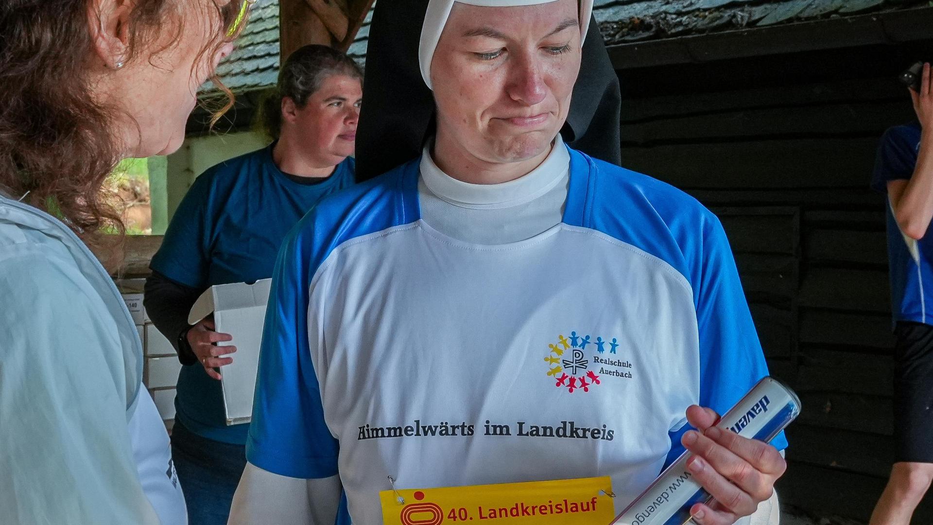40. Landkreislauf Amberg-Sulzbach 2026. Vor dem Start am Annaberg. Die Realschule Auerbach schickt eine Staffel mit elf Sportlerinnen und Sportlern an den Start. Schulleiterin Schwester M. Ancilla Pitroff macht den Anfang. (Bild: Stephan Huber)