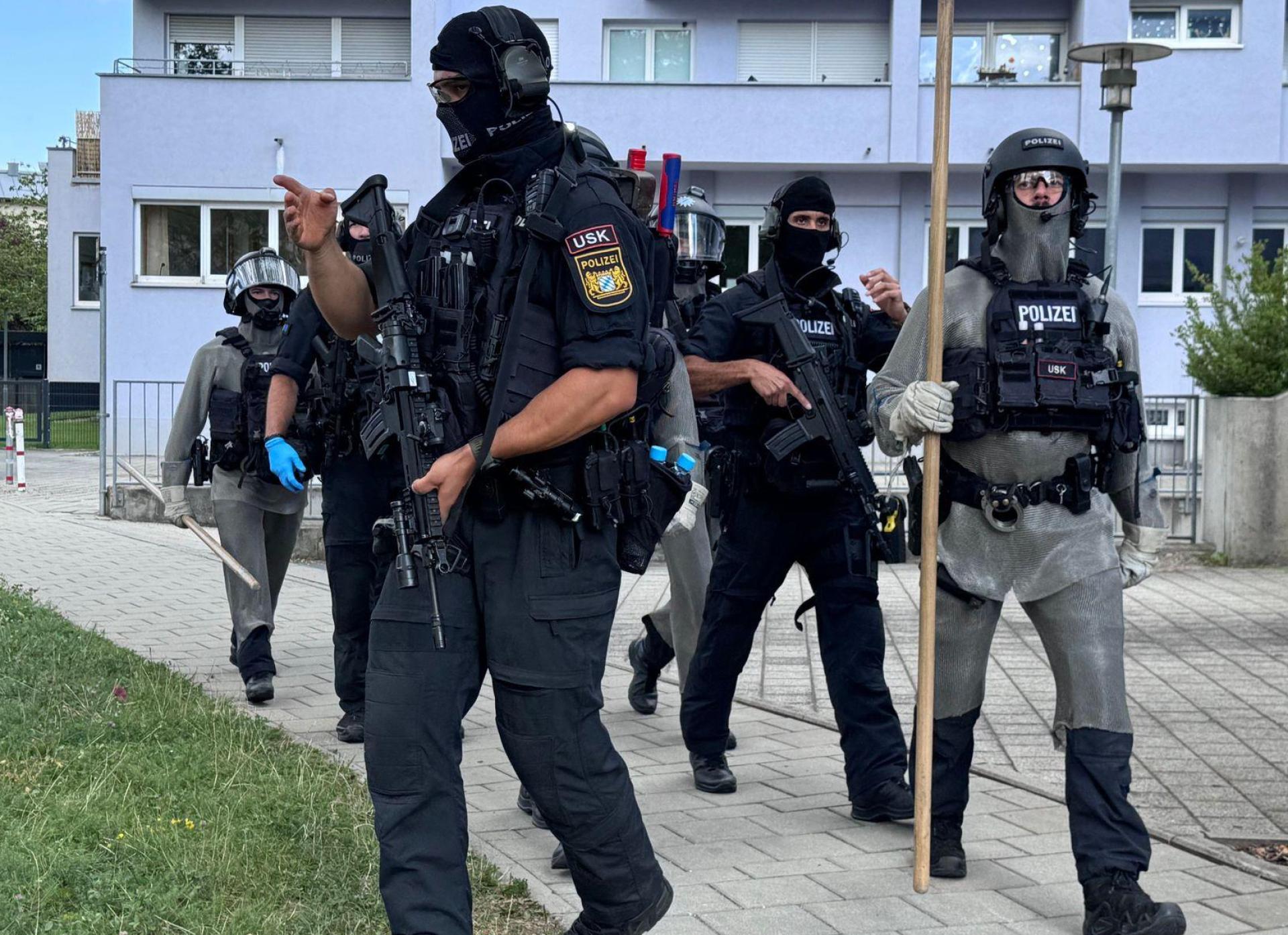 Die Polizei war mit vielen Kräften vor Ort.  (Bild: -/RGB Medienwerkstatt/dpa)