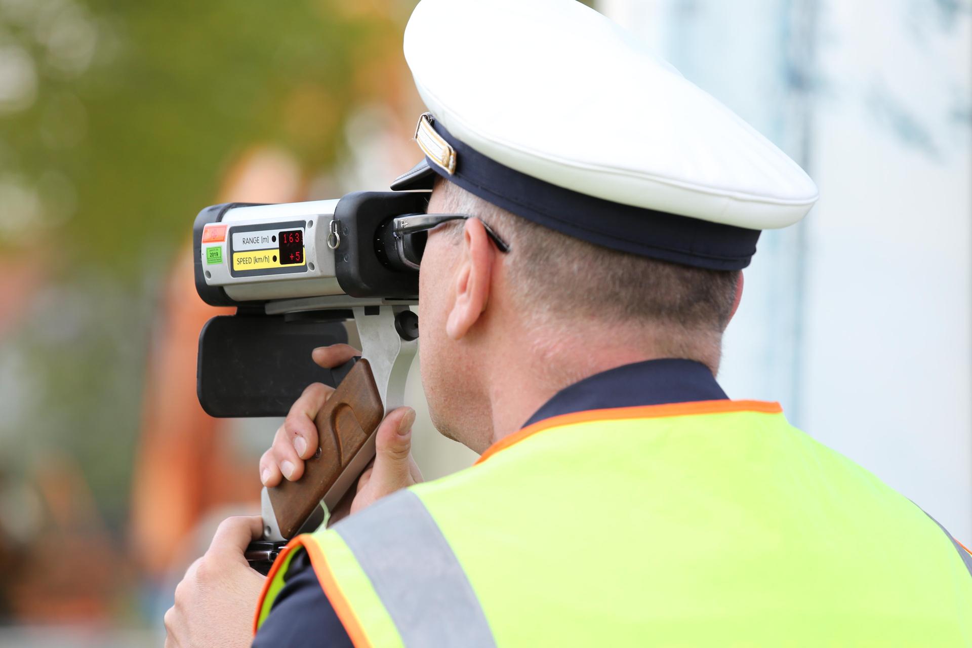 Die Polizei präsentiert die Ergebnisse des Blitzmarathons in der Oberpfalz. Bei über 21.000 Fahrzeugen hatten die Beamten 393 Geschwindigkeitsverstöße festgestellt. (Bild: PB / Weingärtner)