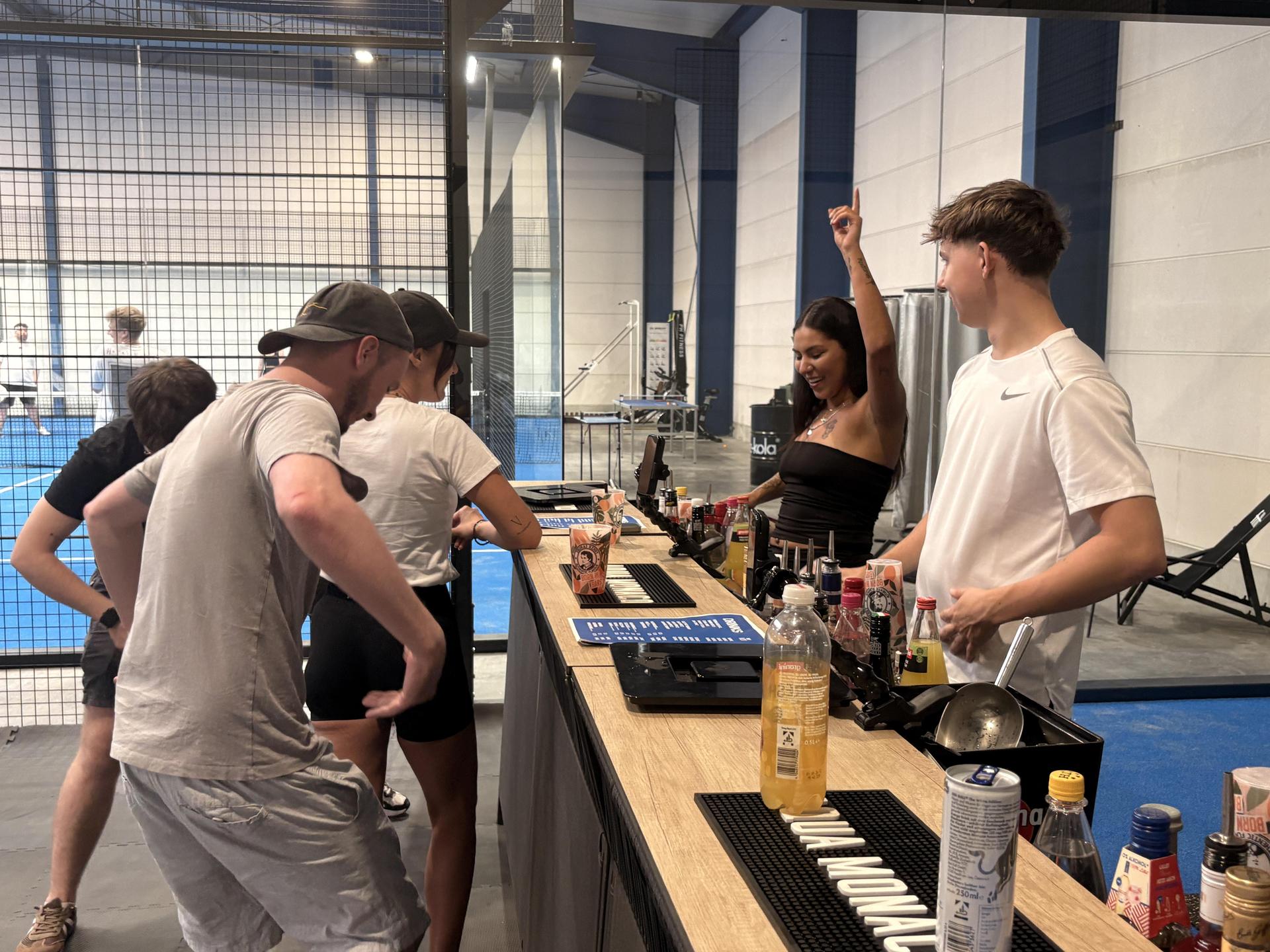 Daydrinking im Pine Padel Club. (Bild: Lukas Büchold)