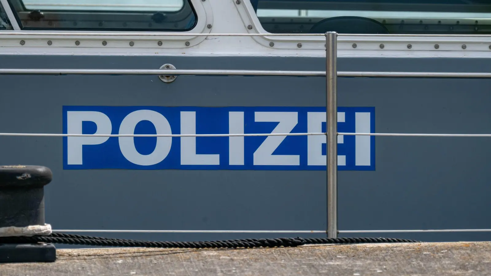 Die Wasserschutzpolizei war bei dem Unfall ebenfalls vor Ort. (Symbolbild) (Bild: Stefan Sauer/dpa)