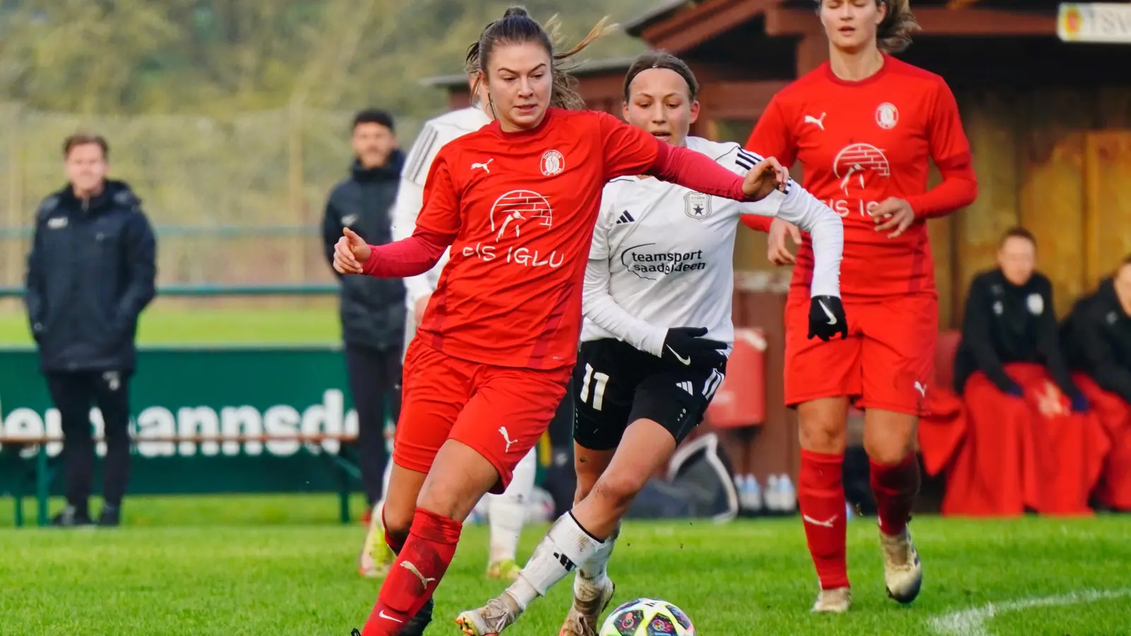Anna Luschner (links) ließ den TSV Theuern mit ihrem Treffer in allerletzter Minute jubeln (Archivbild: ref)