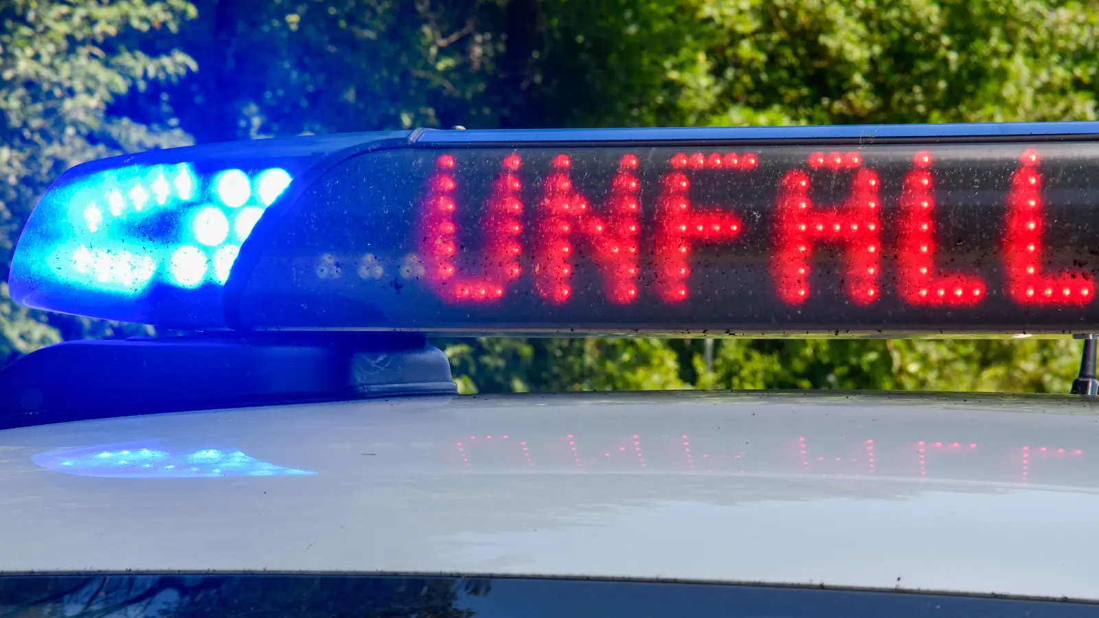 Die Polizei sucht nach einem Unfallflüchtigen, der auf der B299 trotz Gegenverkehr überholt hat. (Symbolbild: Petra Hartl)