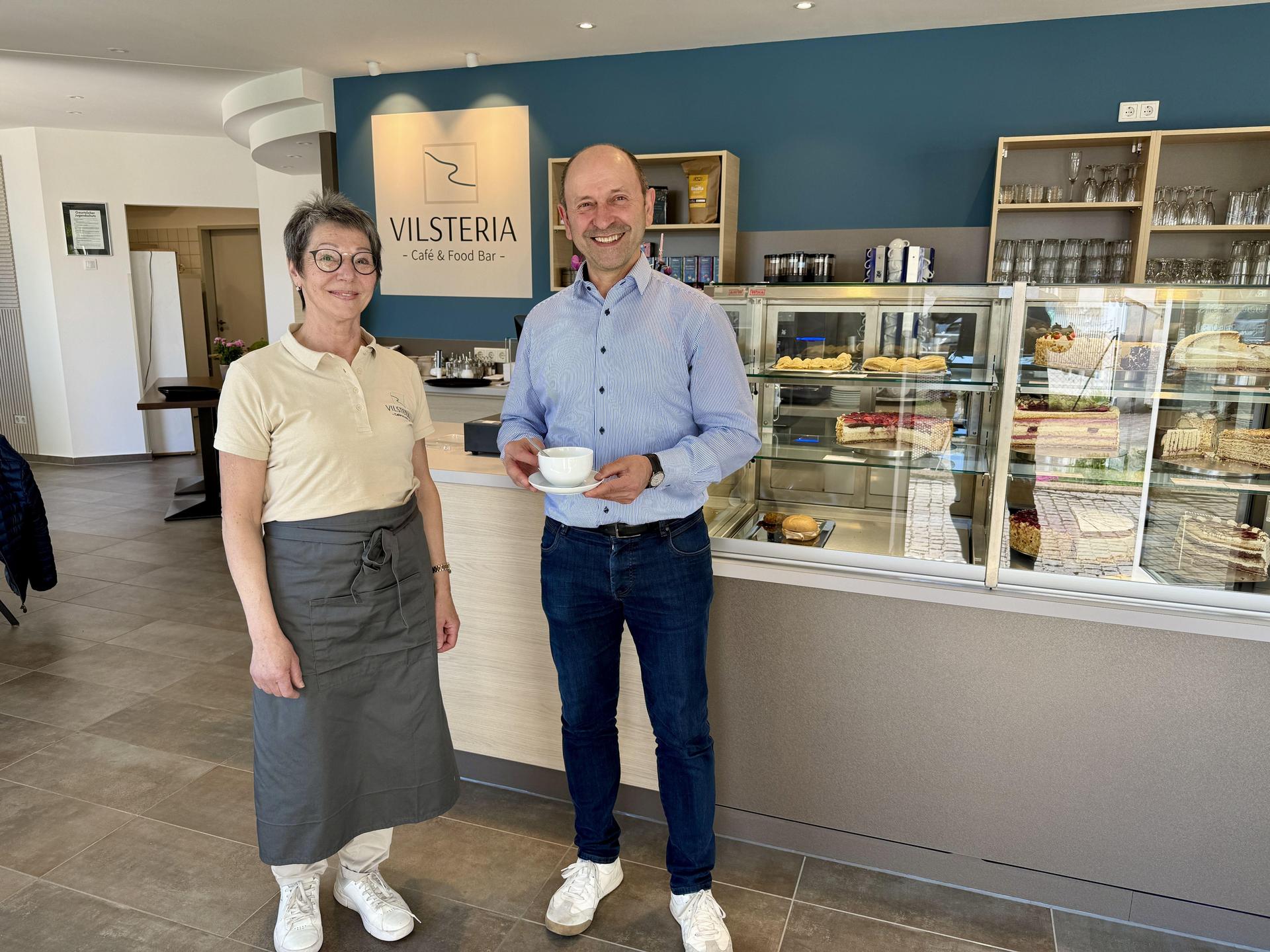 Bürgermeister Hans Ram ist direkter Nachbar des Café. Klar, dass er gerne vorbeischaut und Theres Eiletz beglückwünscht. (Bild: upl)