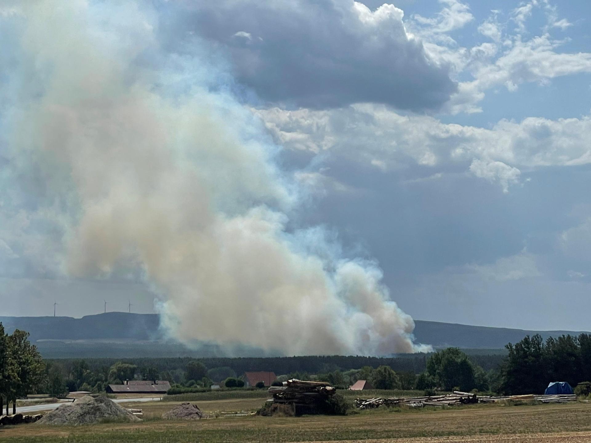 Bei Holzhammer, einem Ortsteil von Schnaittenbach, ist am Montagmittag ein Waldstück in Brand geraten. (Bild: za)