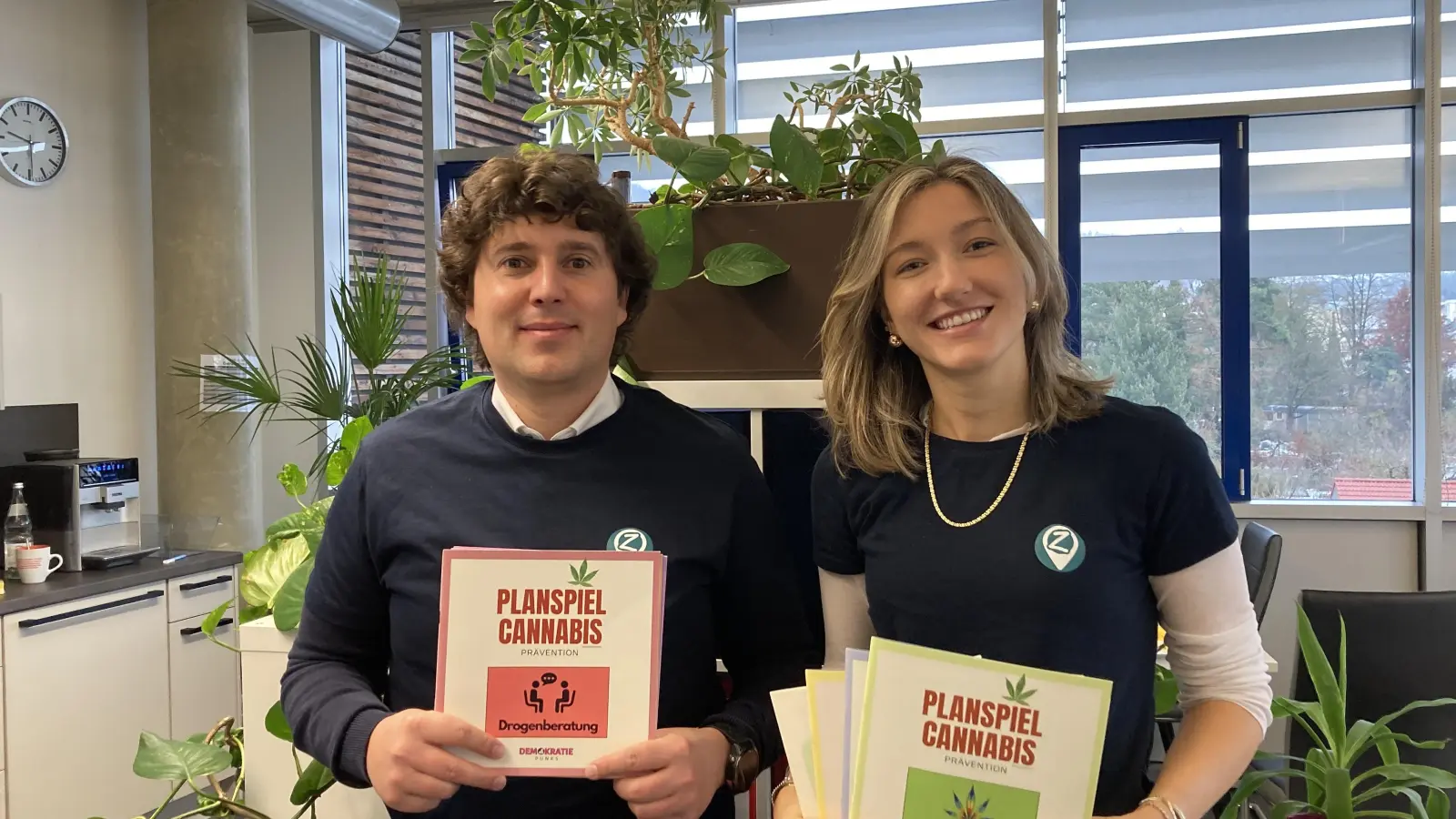 Robert Winkler, Inhaber der Email-Apotheke, bot das Thema Cannabis für die Azubi-Akademie an. Laura Pirke leitete das Planspiel in der Email-Apotheke.  (Bild: Stefanie Swann)