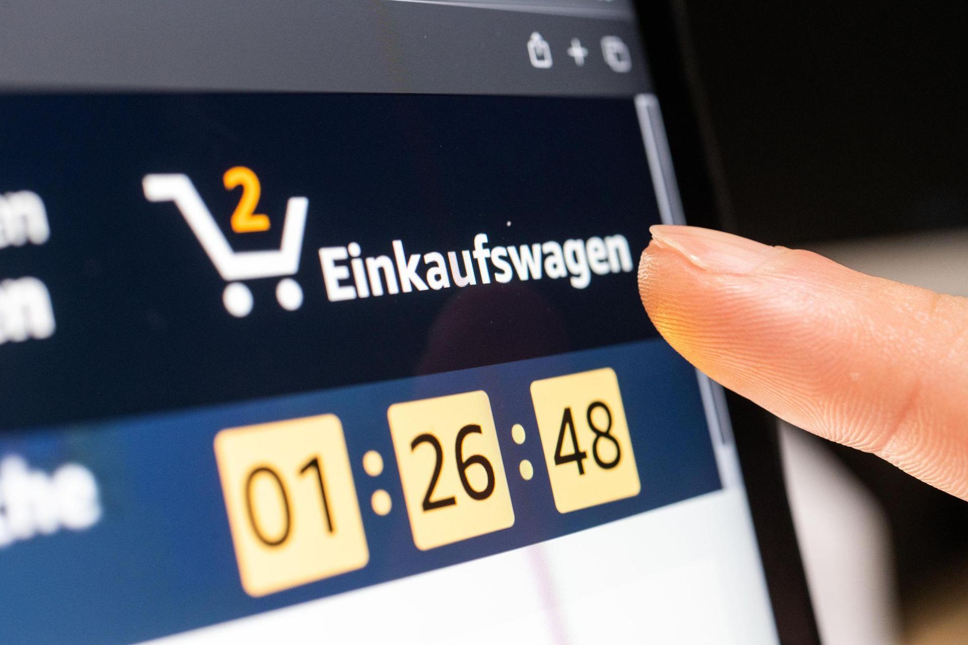 Wer im Internet Verträge abschließt, soll diese künftig einfacher wieder stornieren können.  (Bild: Mohssen Assanimoghaddam/dpa)