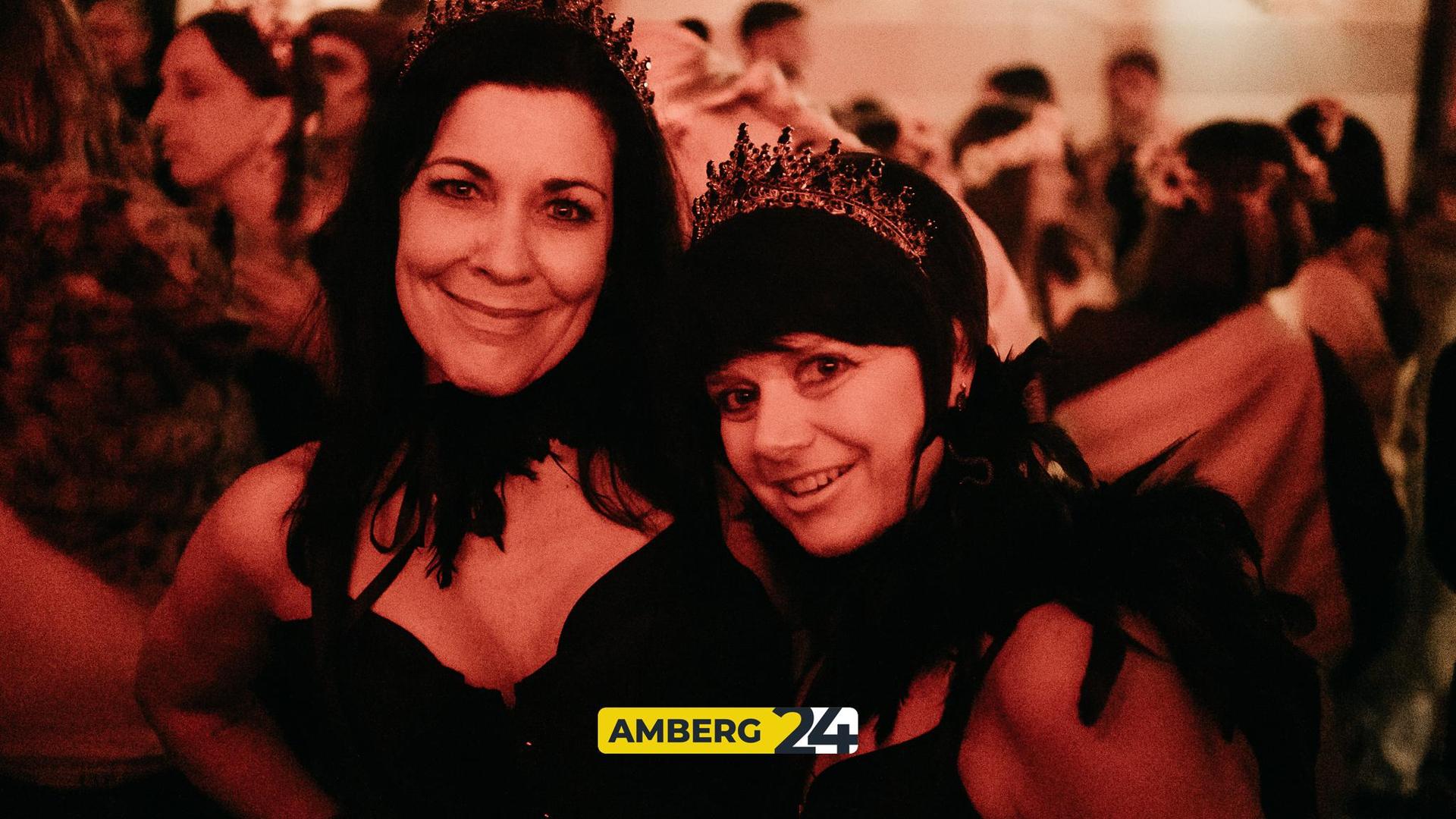 Hexen und Narren waren am Donnerstag auch im Casino unterwegs. (Bild: Mario Donhauser)