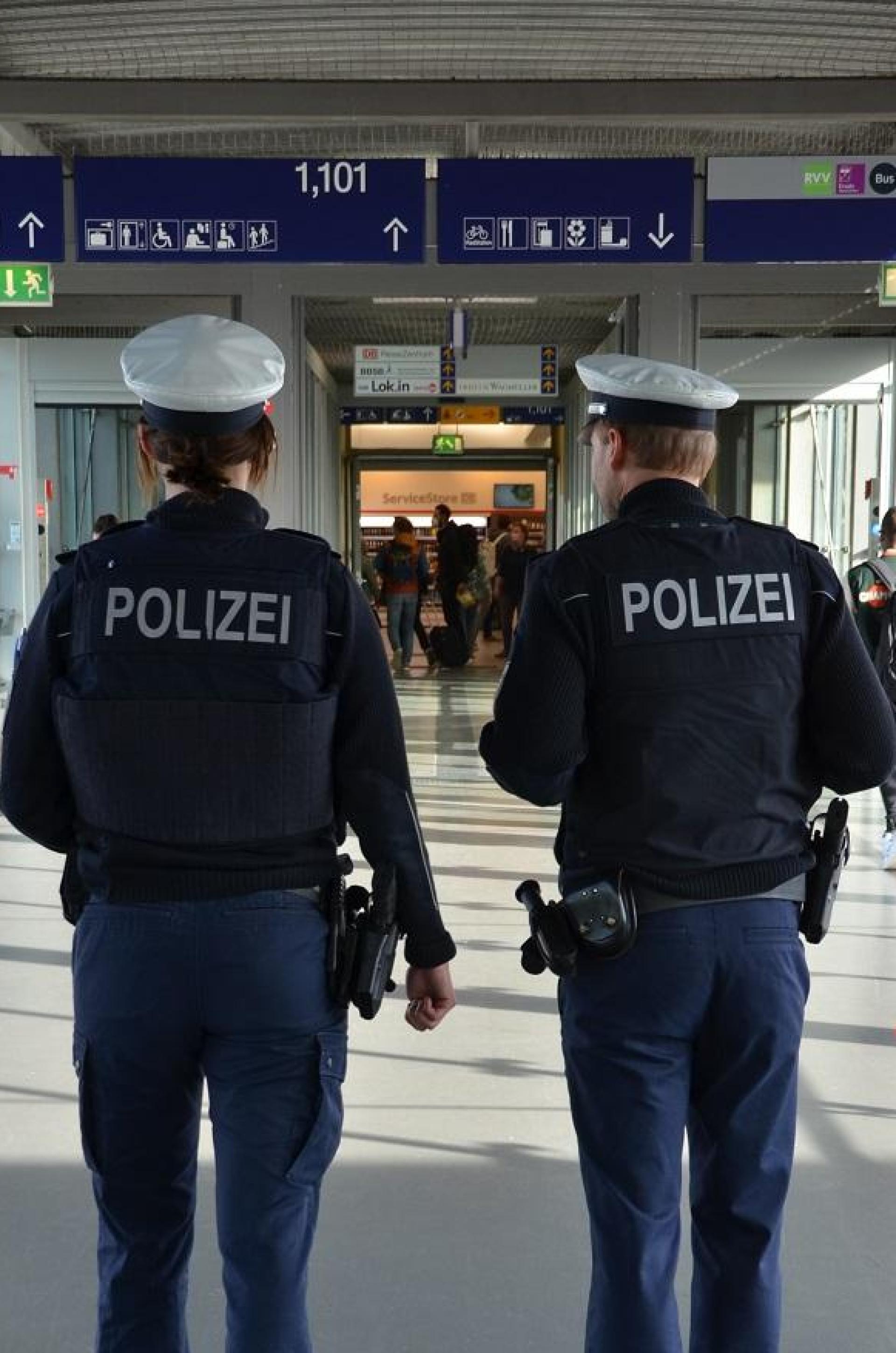 Ein betrunkener Mann belästigt Reisende am Regensburger Bahnhof und widersetzt sich der Polizei. (Bild: Bundespolizei)