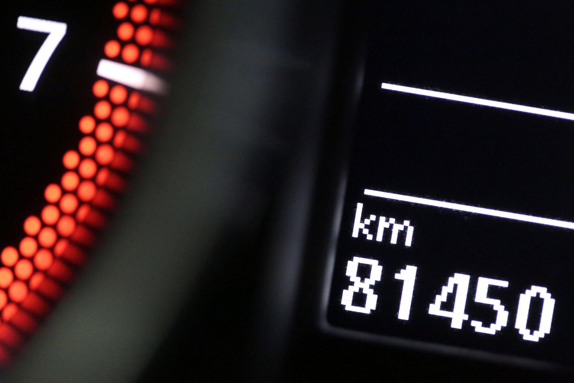 Ein Mann aus Sulzbach-Rosenberg wurde beim Autokauf in Nürnberg betrogen. Der Kilometerstand war manipuliert. Jetzt ermittelt die Kripo.  (Symbolbild: Oliver Berg)