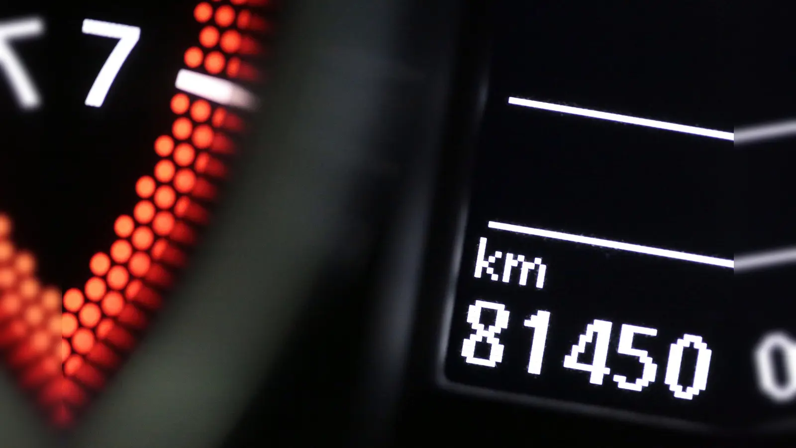 Ein Mann aus Sulzbach-Rosenberg wurde beim Autokauf in Nürnberg betrogen. Der Kilometerstand war manipuliert. Jetzt ermittelt die Kripo.  (Symbolbild: Oliver Berg)