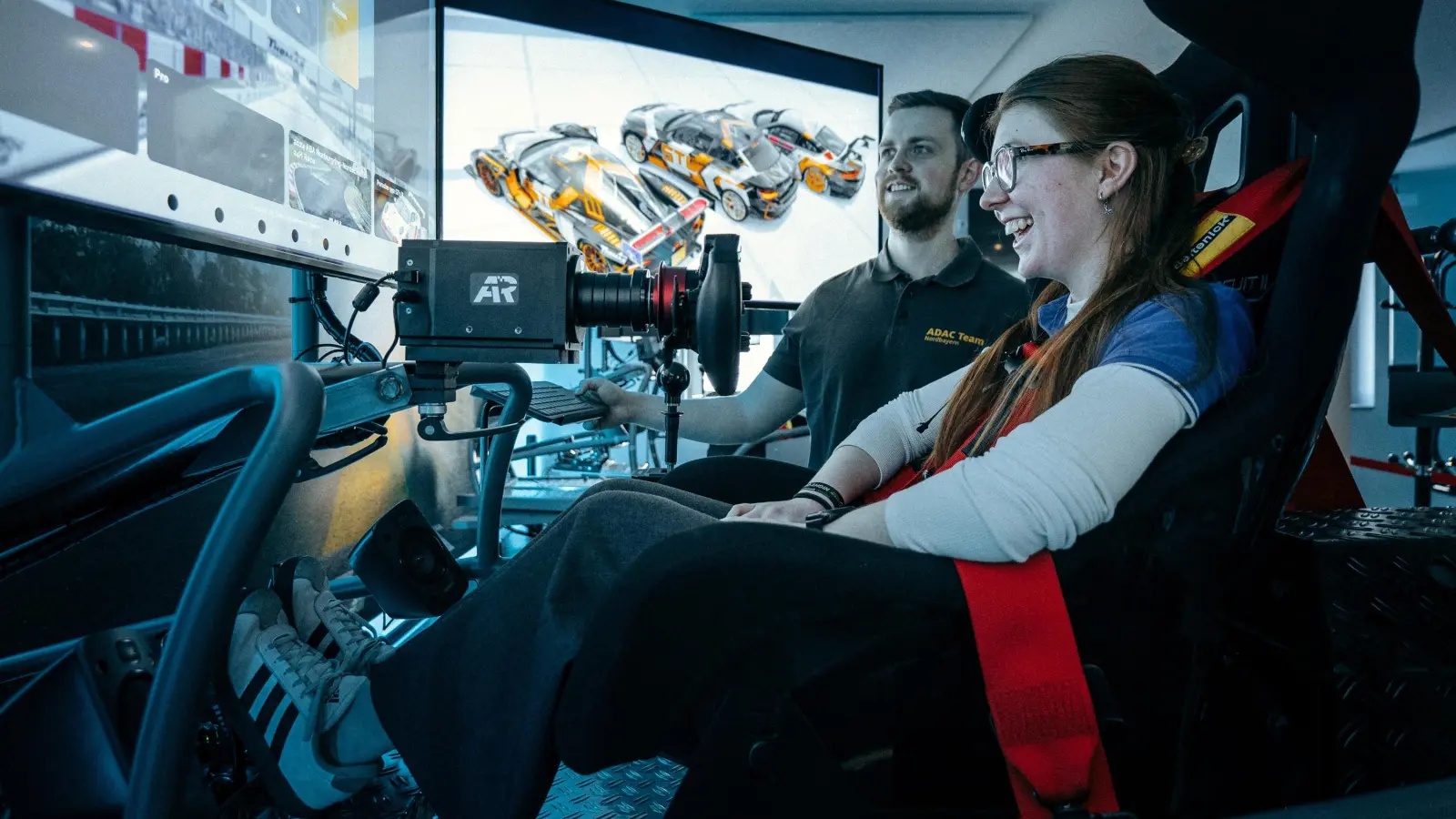 Der ADAC Nordbayern betreibt seit August 2024 in Weiden das bayernweit erste und einzige „SimRacing-Center“. Zukünftig soll auch die OTH Amberg-Weiden davon profitieren.  (Bild: Katrin Hirmer (OTH Amberg-Weiden))