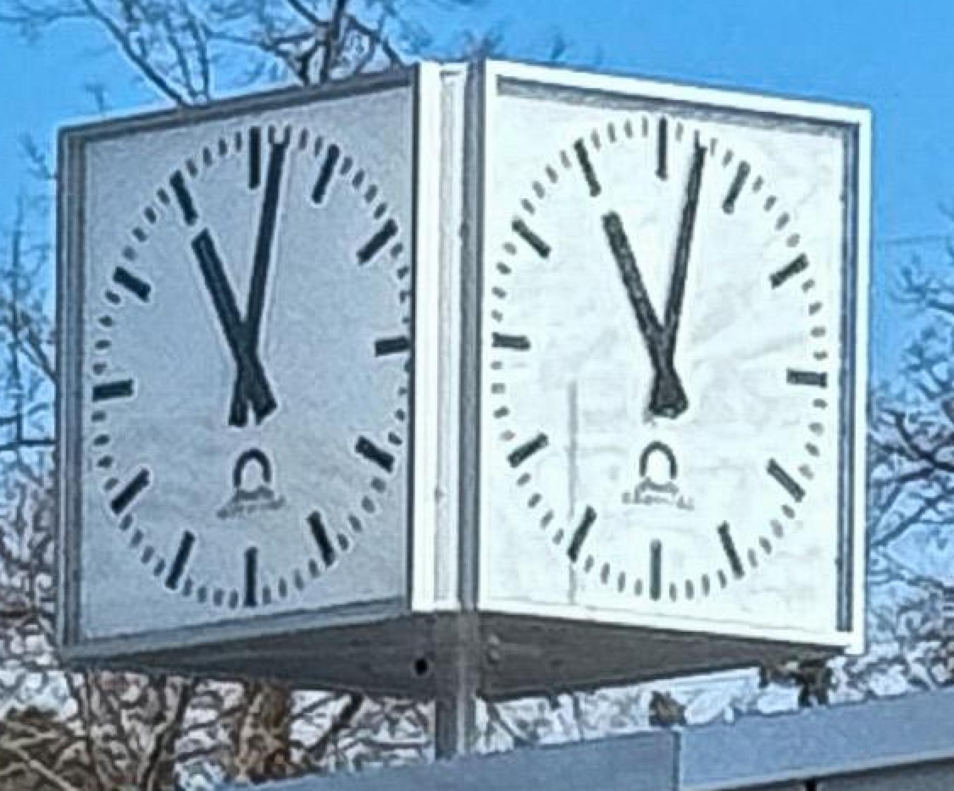 Während in den Becken noch eine grünliche Brühe vor sich hindümpelt, ist die neue Analog-Uhr am Dach des Bademeisterhauses schon mal installiert – und bereit für die Badöffnung in einigen Wochen. (Bild: Wolfgang Steinbacher)