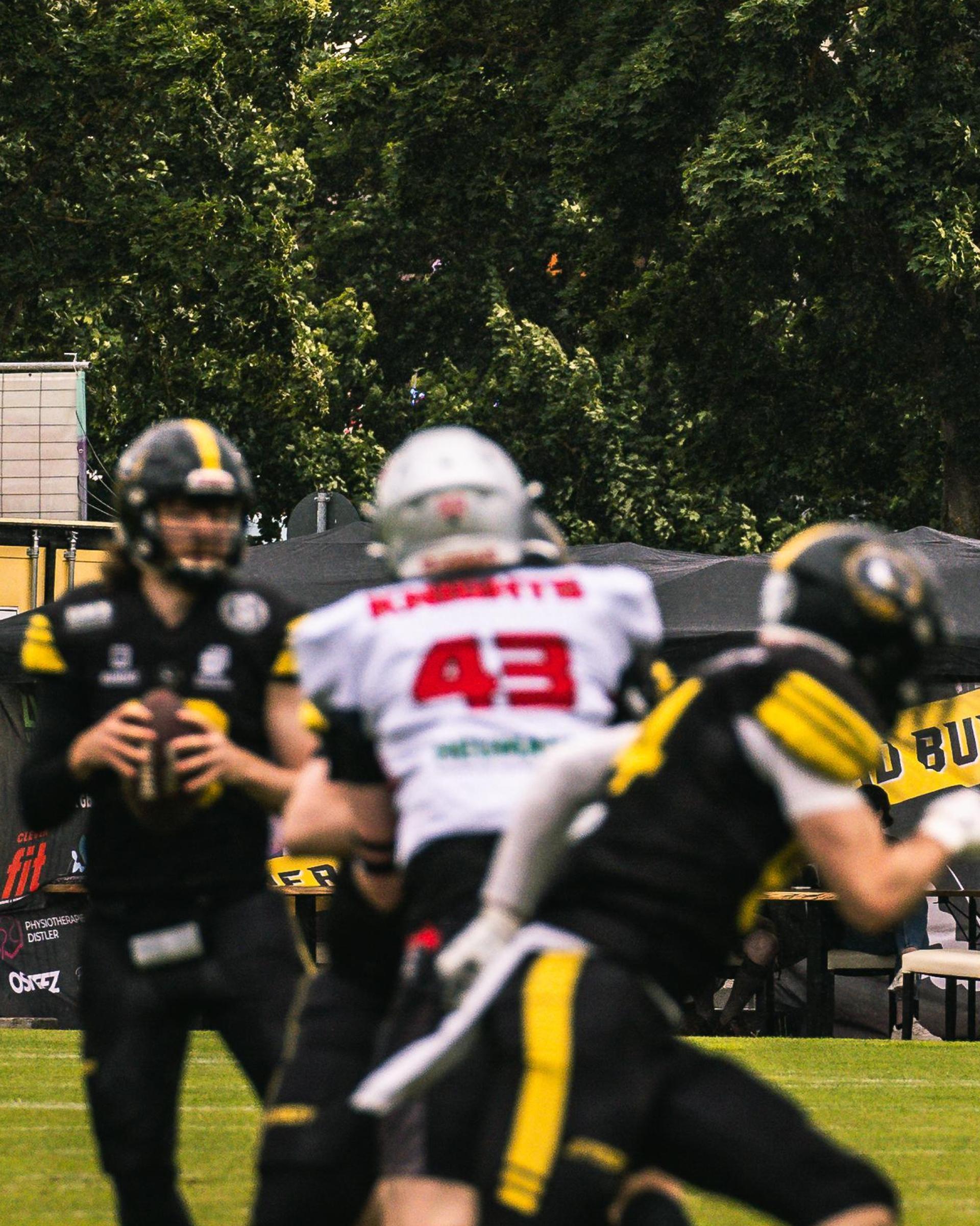 Die Amberg Mad Bulldogs (schwarze Trikots) unterlagen den Franken Knights aus Rothenburg knapp mit 16:21. (Bild: Philipp Ponader/exb)