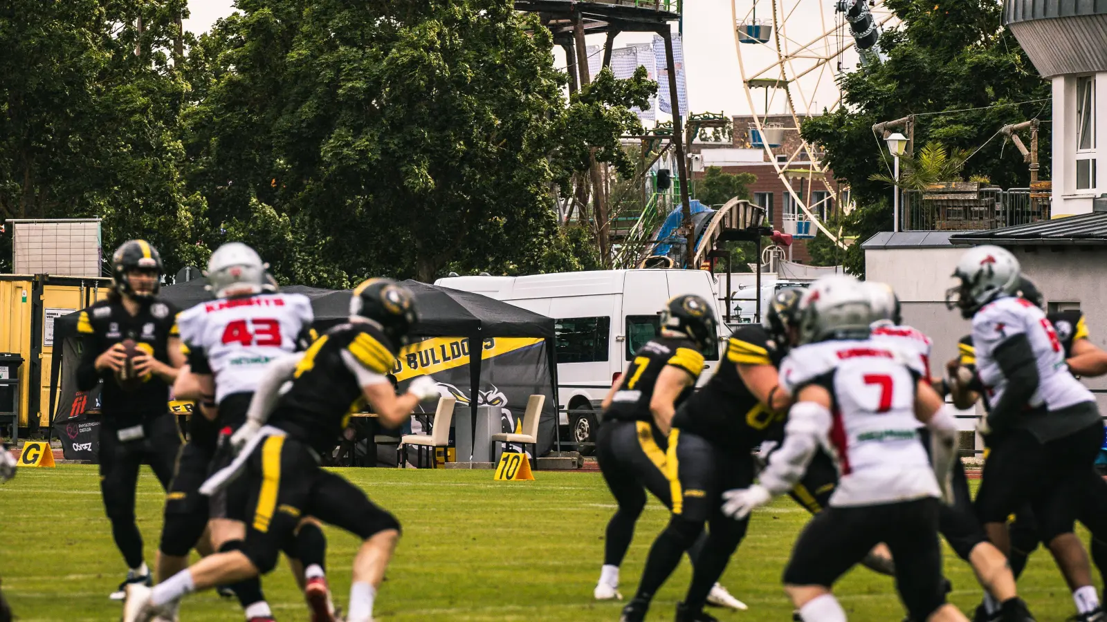 Die Amberg Mad Bulldogs (schwarze Trikots) unterlagen den Franken Knights aus Rothenburg knapp mit 16:21. (Bild: Philipp Ponader/exb)