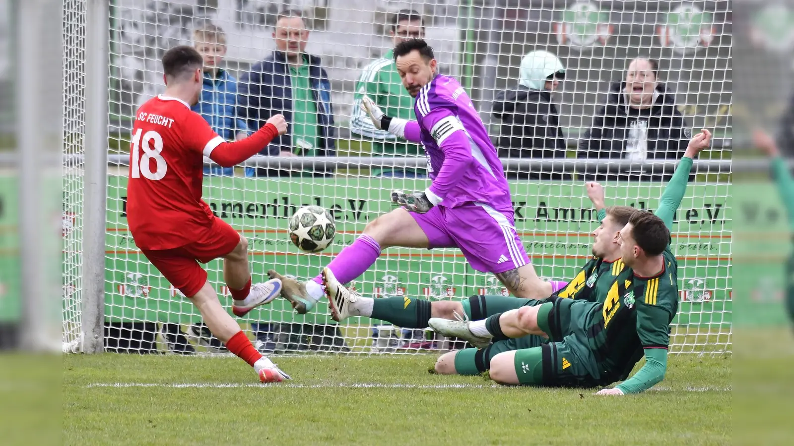 Das hätte das 0:2 für Feucht sein können: Arnes Faljic (links) kommt frei vor dem Ammerthaler Torhüter und Kapitän Christopher Sommerer frei zum Schuss, während sich Martin Popp und Henrik Brüggen (von rechts) gemeinsam in den Schuss werfen.  (Bild: Hubert Ziegler)