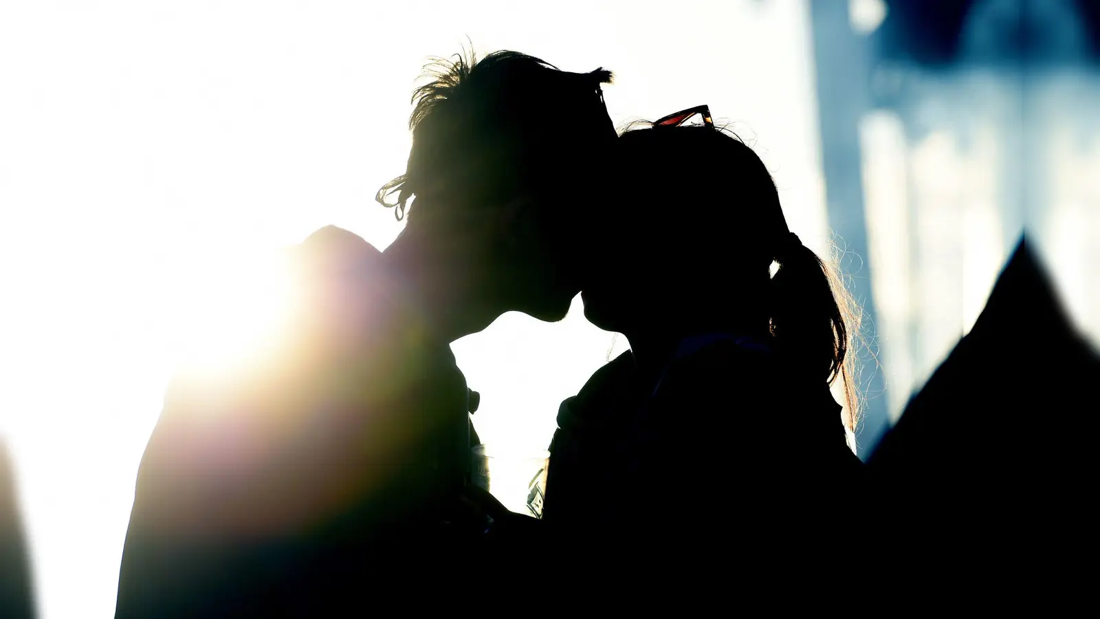 Auch wenn es ähnlich viel Mut wie ein Bungeesprung kostet: Über sexuelle Wünsche zu sprechen, macht die Beziehung nur stärker und intimer.  (Symbolbild: Alexander Körner/dpa/dpa-tmn)