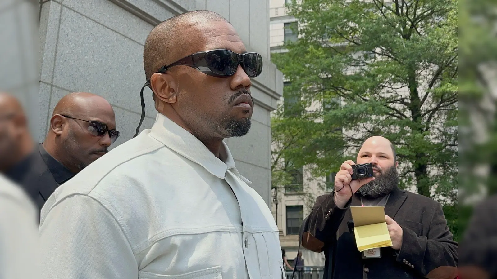 Über die geplanten Auftritte von Kanye West in London wird hitzig diskutiert. (Archivbild) (Bild: Larry Neumeister/AP/dpa)