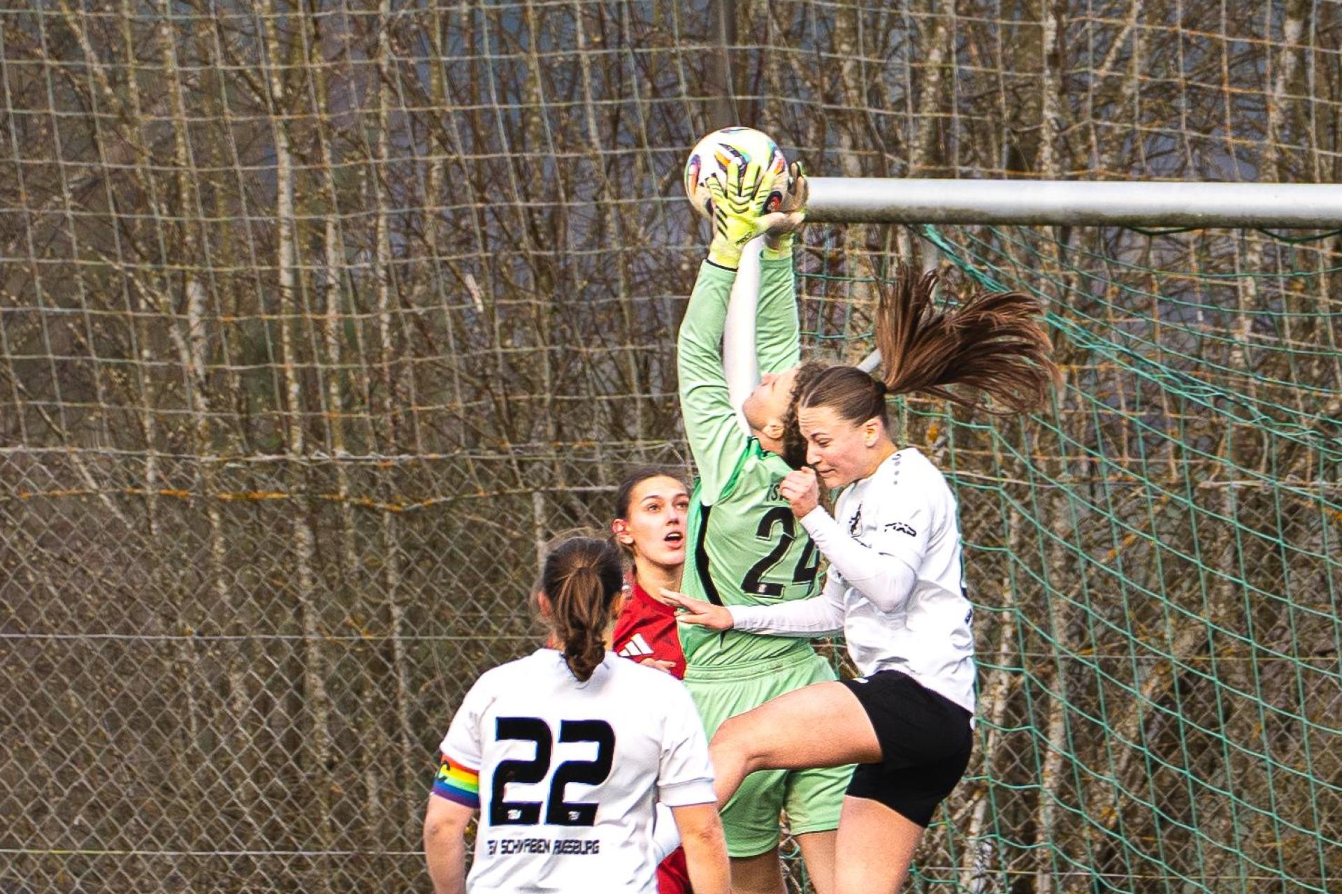Emma Breitschaft (am Ball) hielt den TSV Theuern über weite Strecken im Spiel. (Bild: Hannah Dirscherl)