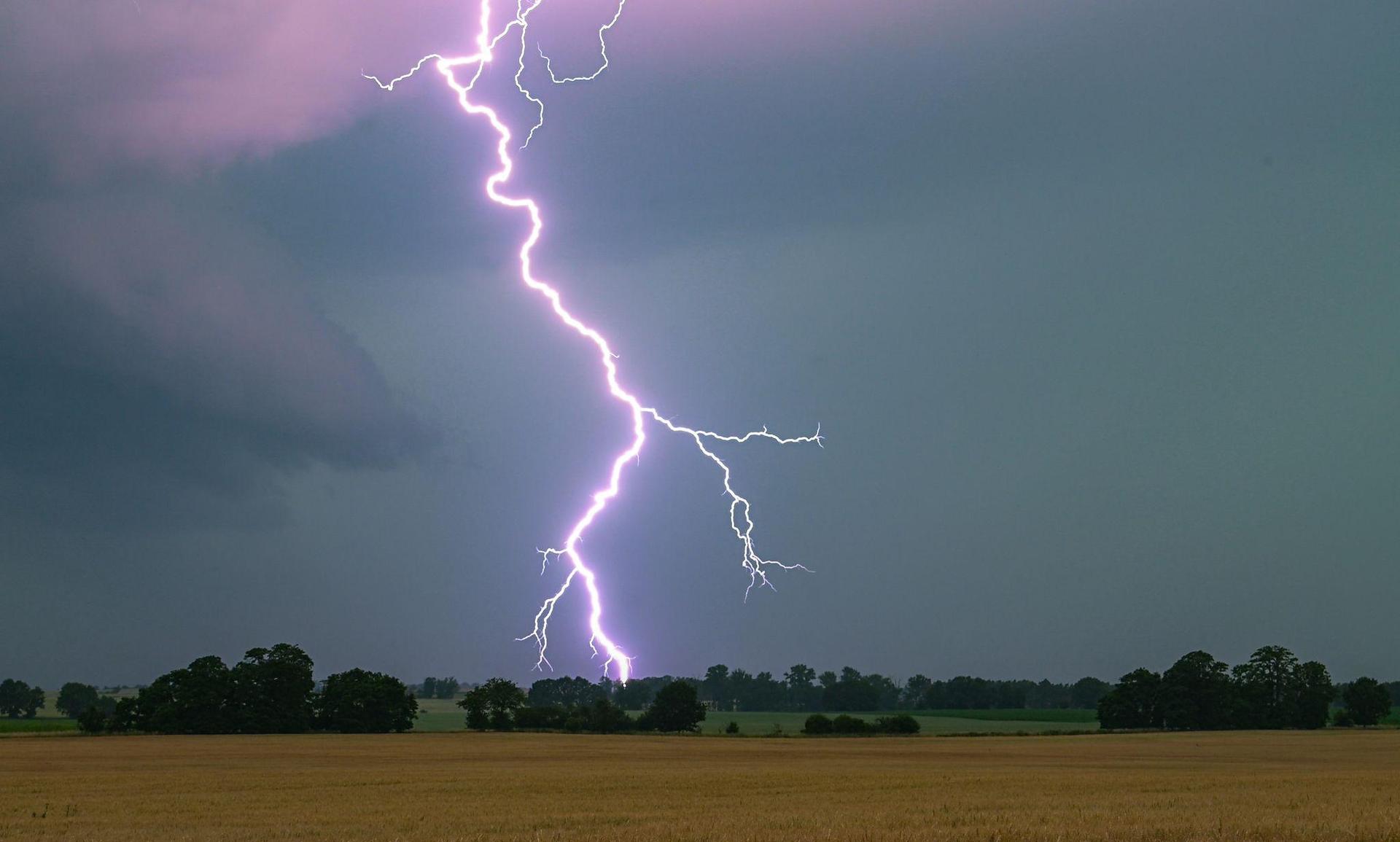 Der Deutsche Wetterdienst warnt vor Gewittern. (Symbolbild: Patrick Pleul/dpa)