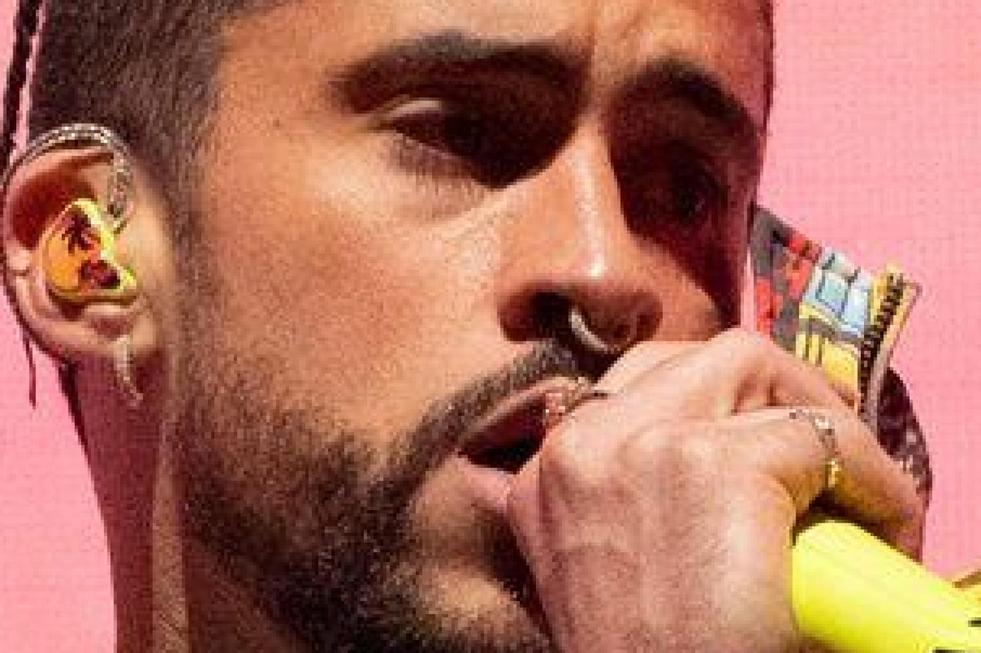 Bad Bunny wird der Star der Halbzeit-Show des Super Bowl am 8. Februar. (Archivbild) (Bild: Amy Harris/Invision/AP/dpa)