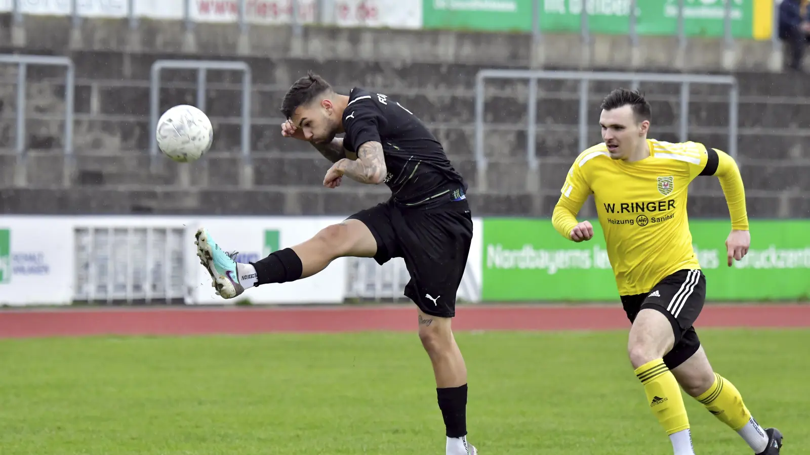 Noel Scheler (links) damals beim FC Amberg sammelte bereits Bezirksliga-Erfahrung.  (Archivbild: Hubert Ziegler)