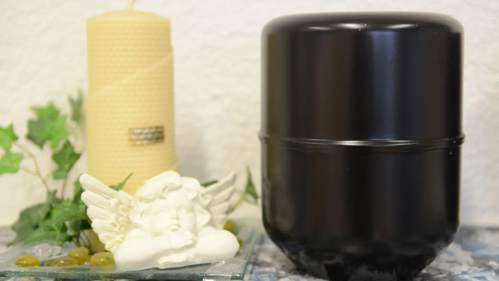 Ein Mann hat für die Rückgabe von mehr als 30 Urnen Lösegeld gefordert. (Symbolbild) (Bild: Patrick Seeger/dpa)