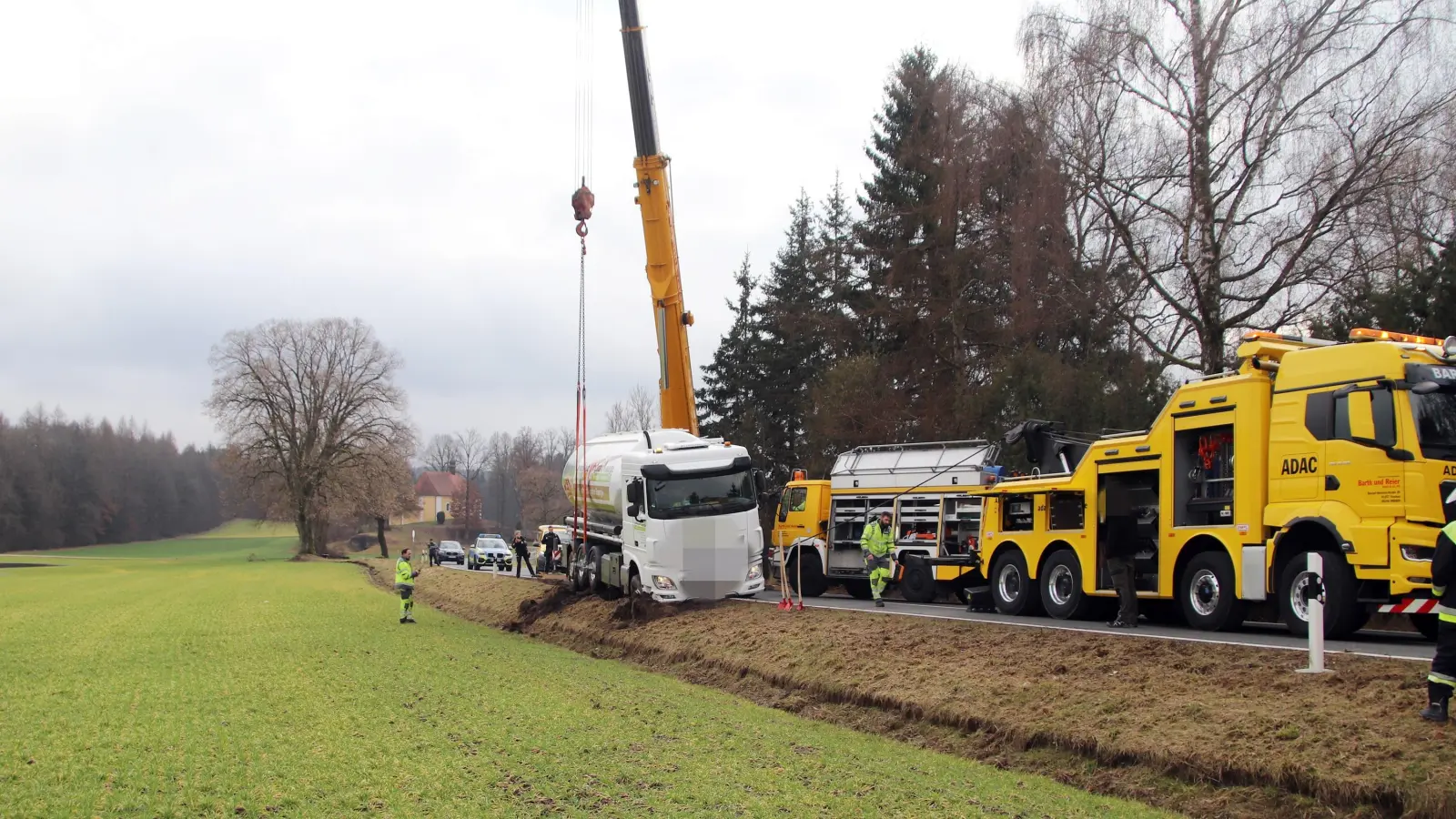 Insgesamt vier Bergefahrzeuge waren an der Unfallstelle. (Bild: jma)