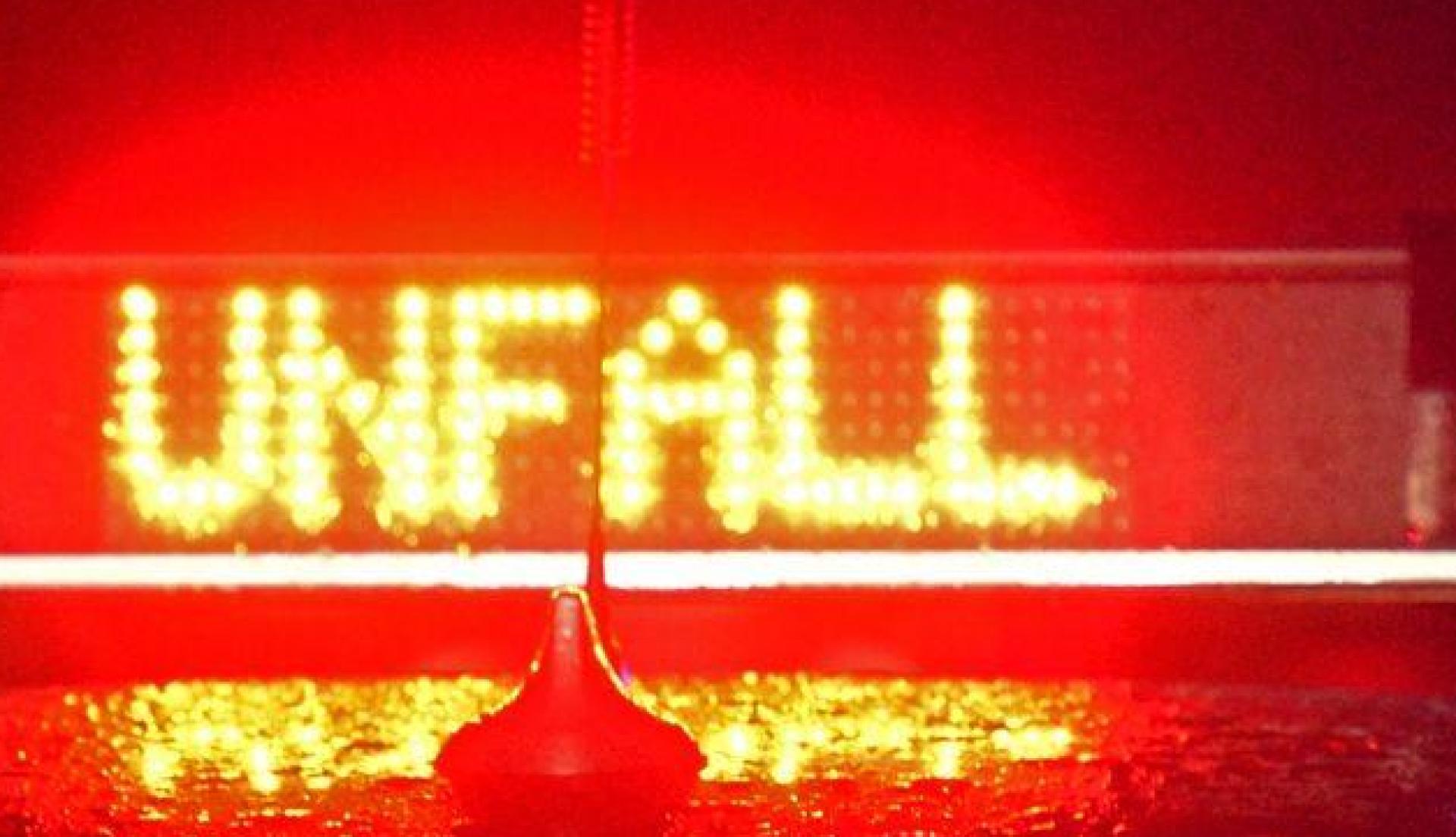 Zwischen Hersbruck und Hohenstadt ist es zu einem Unfall gekommen.  (Bild: Stefan Puchner/dpa/Symbolbild)