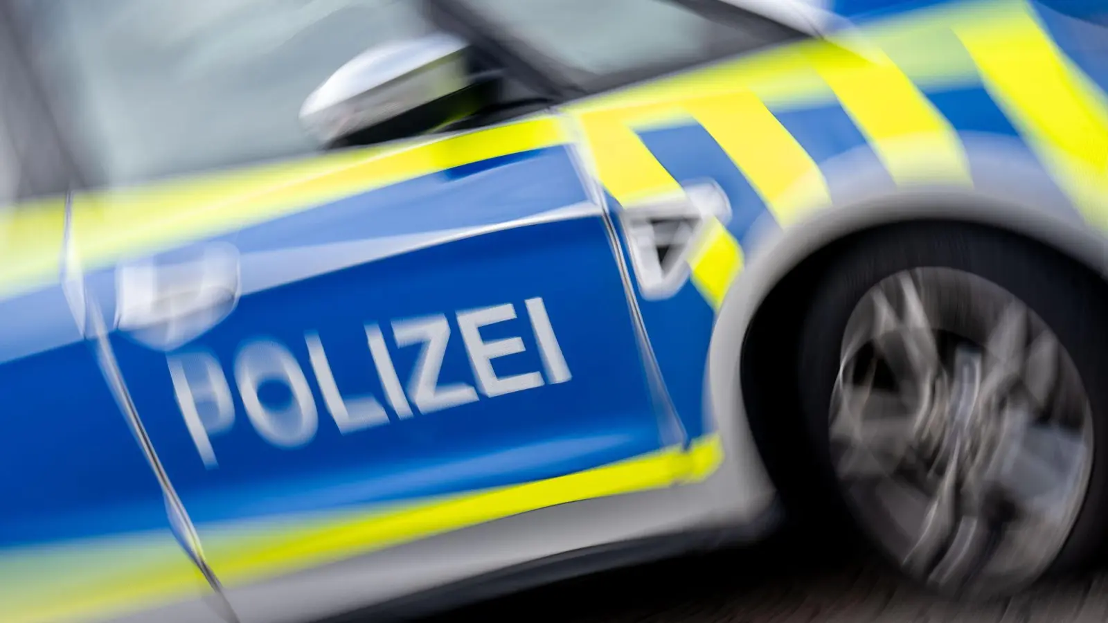 Ein Peugeot wurde auf dem Parkplatz des Amberger Klinikums beschädigt.  (Symbolbild: Hendrik Schmidt/dpa)