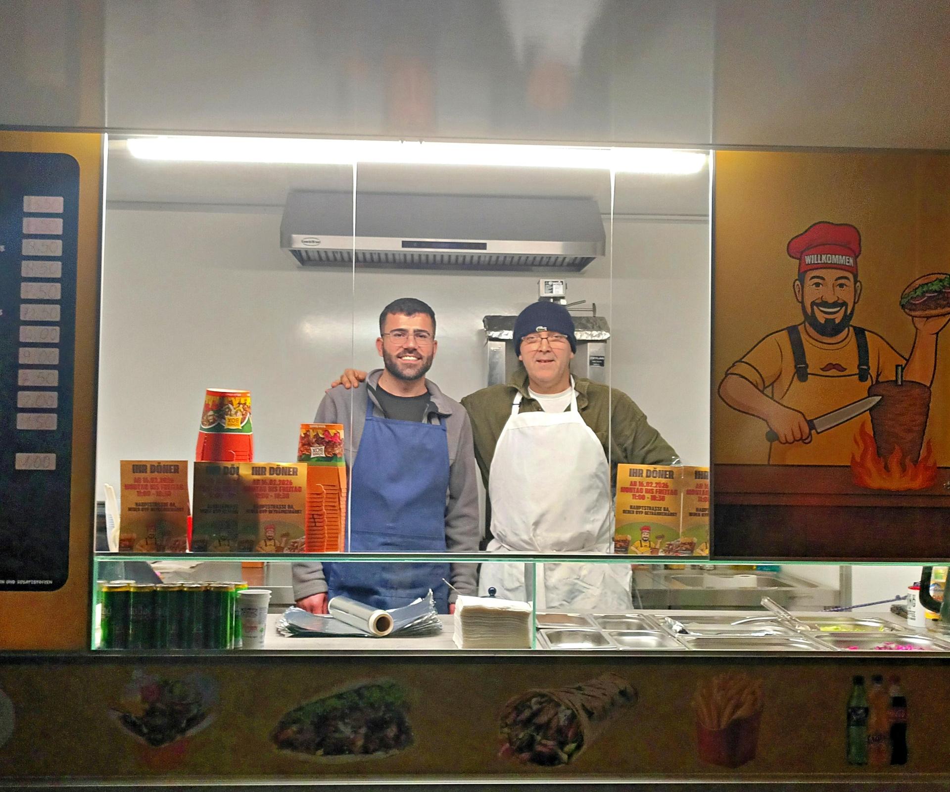 Kamiran Khaleel(l.) und Muhammed Keskin(r.) verkaufen gemeinsam Döner und andere türkische Speisen in Neukirchen. (Bild: Valerie Preiß)