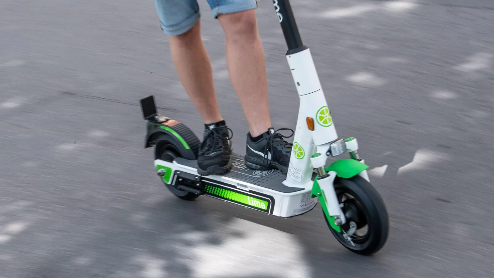 Beamte stoppten einen E-Scooter-Fahrer an der Königsberger Straße in Amberg.  (Symbolbild: Fabian Sommer/dpa)