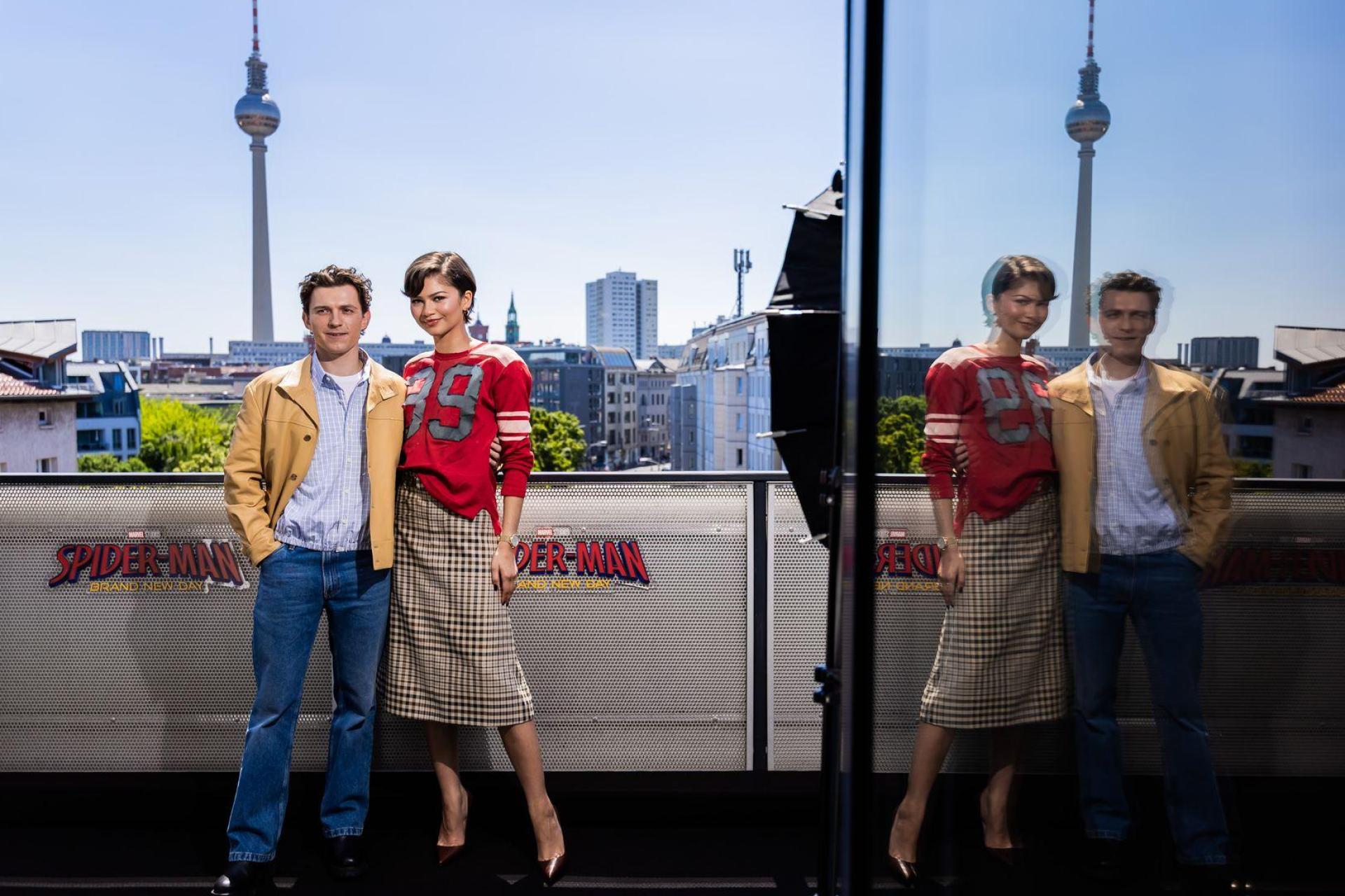 Tom Holland und Zendaya sind die Stars von „Spider-Man: Brand New Day“. (Bild: Christoph Soeder/dpa)