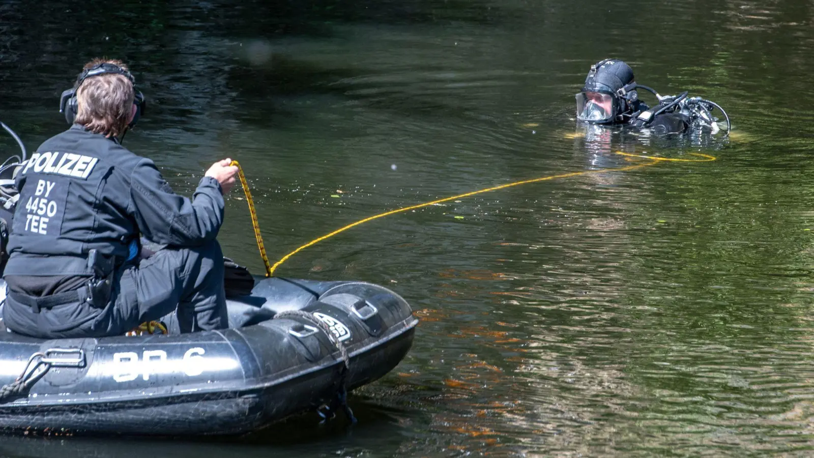 Nach mutmaßlichen Brandanschlägen in der Oberpfalz suchten Polizeitaucher in der Donau bei Regensburg nach möglichen Beweisen. (Symbolbild) (Bild: Armin Weigel/dpa)