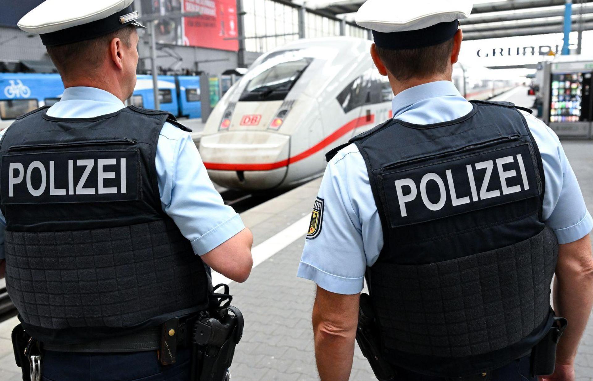 Die Bundespolizei hat die gefälschten Plakate mittlerweile entfernt. (Symbolbild) (Bild: Sven Hoppe/dpa)
