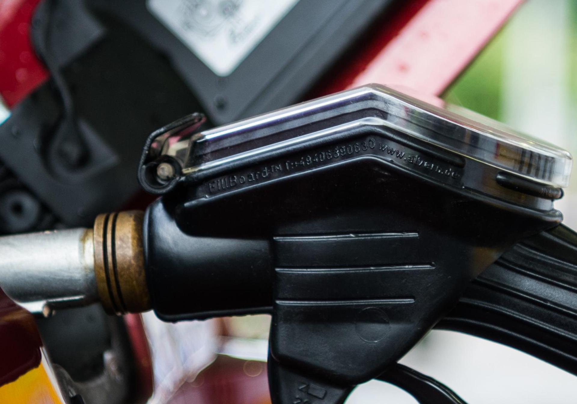 Unbekannte haben in Amberg aus zwei geparkten Autos Treibstoff abgepumpt. Die Polizei sucht Zeugen. (Symbolbild: Christophe Gateau/dpa)