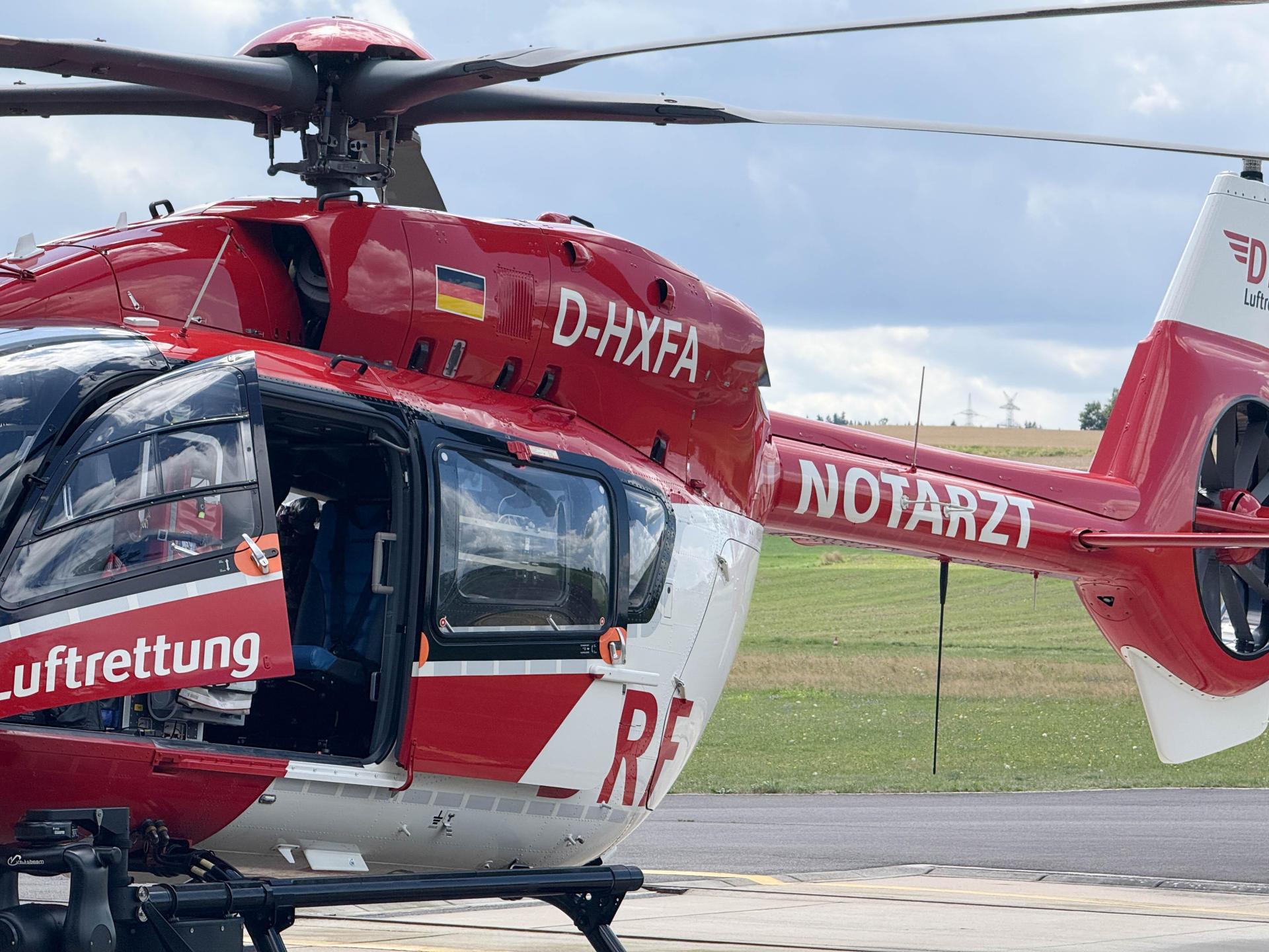 Rettungskräfte brachten den verletzten Rollerfahrer mit einem Hubschrauber ins Krankenhaus. (Symbolbild: Gabi Schönberger)