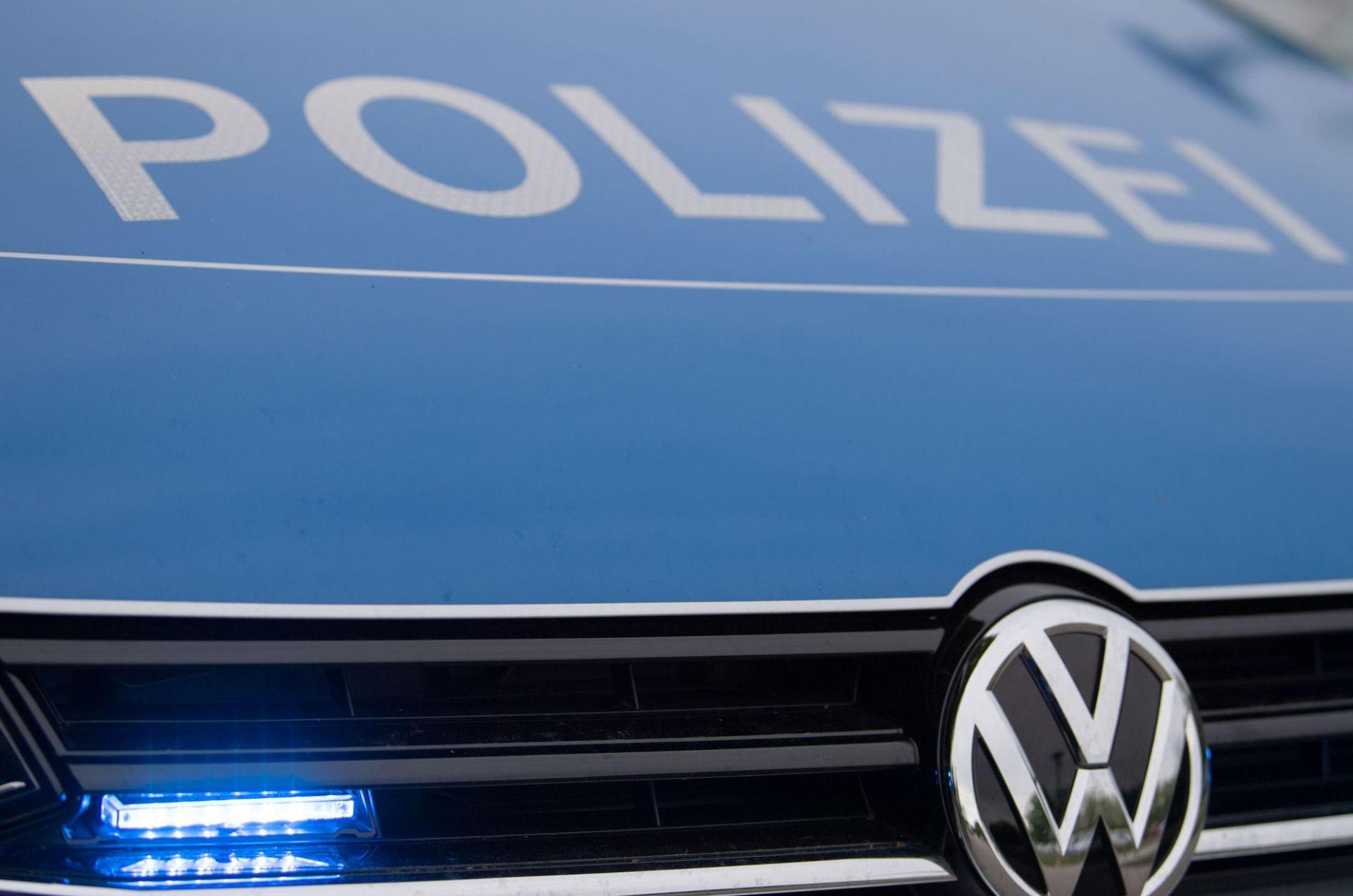 Die Polizei ermittelt nach einer Unfallflucht in Amberg. (Symbolbild: Lino Mirgeler/dpa)