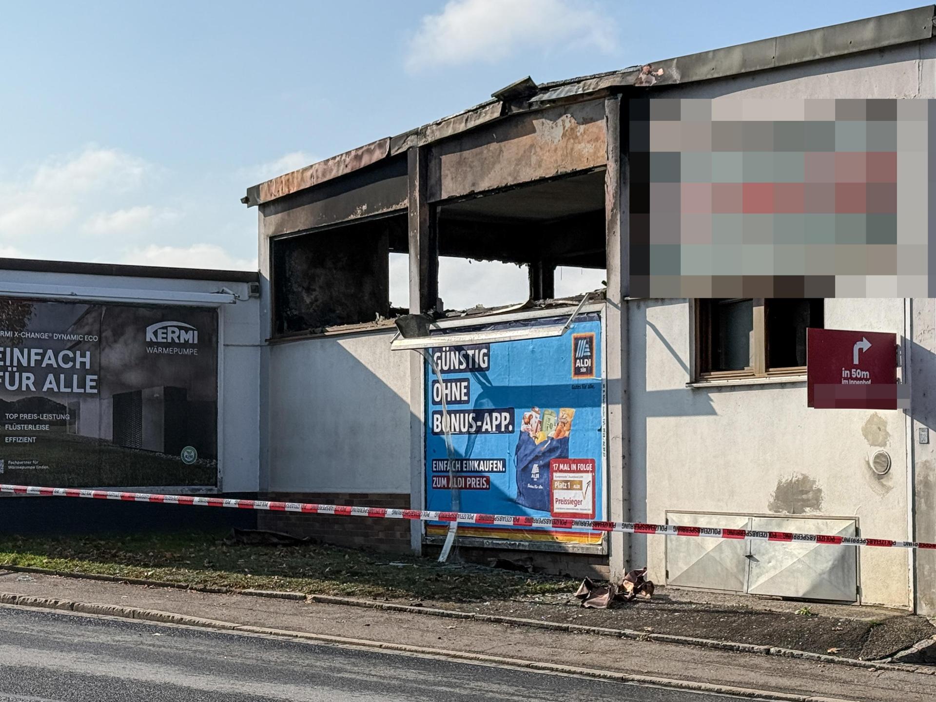 Bei einem Feuer in einem Autohaus in Amberg ist ein Gebäude komplett zerstört worden.  (Bild: Petra Hartl)