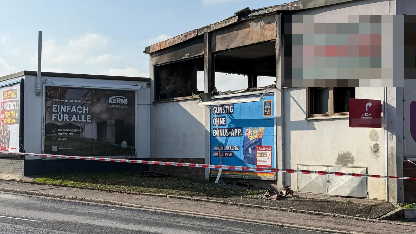 Bei einem Feuer in einem Autohaus in Amberg ist ein Gebäude komplett zerstört worden.  (Bild: Petra Hartl)