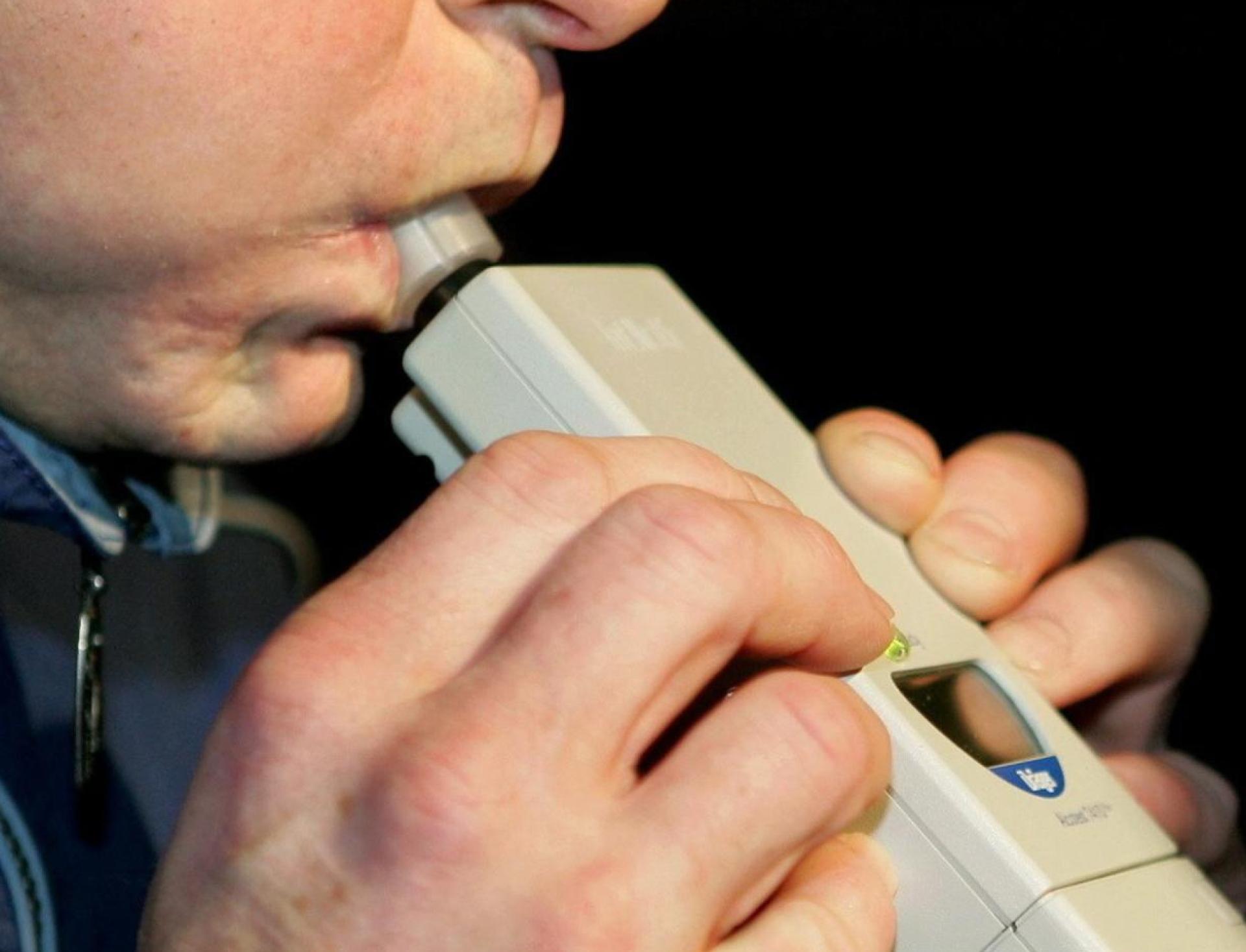 Ein alkoholisierter Autofahrer verursacht in Regensburg einen Unfall mit sechs Fahrzeugen. Vier Personen werden leicht verletzt. (Symbolbild: Uli Deck /dpa)