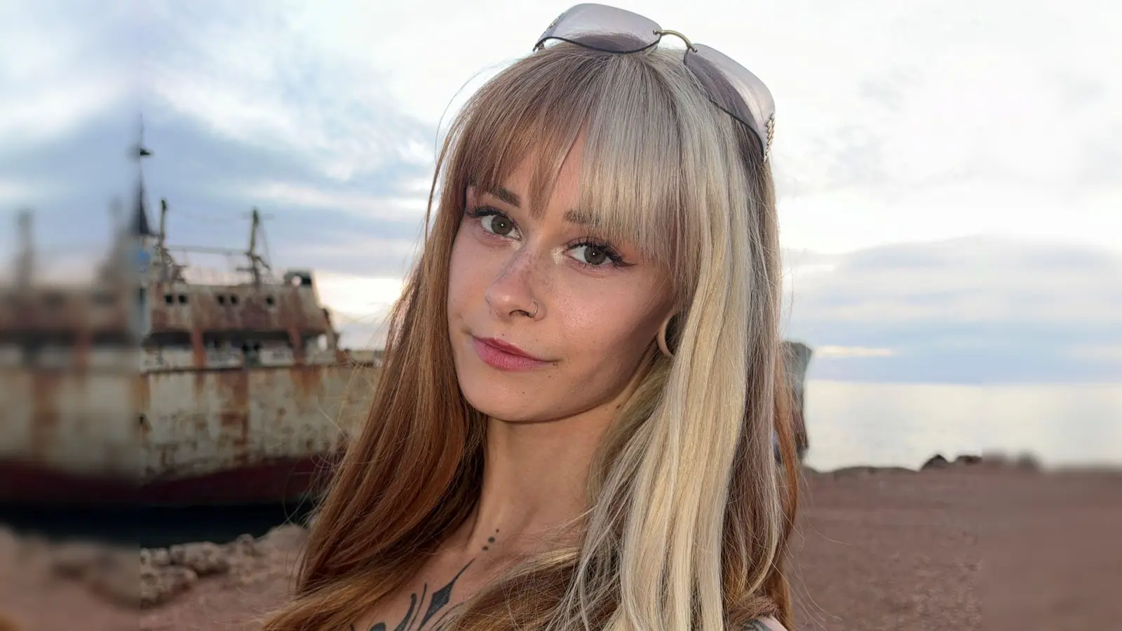 „Wenn es mir zu viel wird, klappe ich den Bildschirm zu, und gut ist“, sagt Sally Dinosaur. (Bild: privat/Sally Dinosaur/dpa)